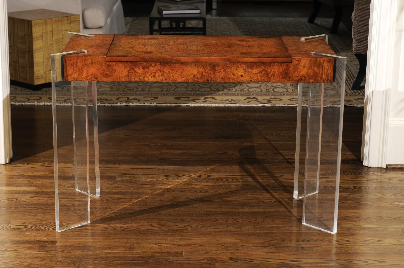 Ein fabelhafter restaurierter Mehrzwecktisch, der als Konsole, Schreibtisch und Spieltisch dienen kann, um 1975. Fachmännisch gefertigte Hartholzkonstruktion, furniert in buchstabiertem Olivenholz, mit eingelassenen Beinen aus dicken Brettern aus