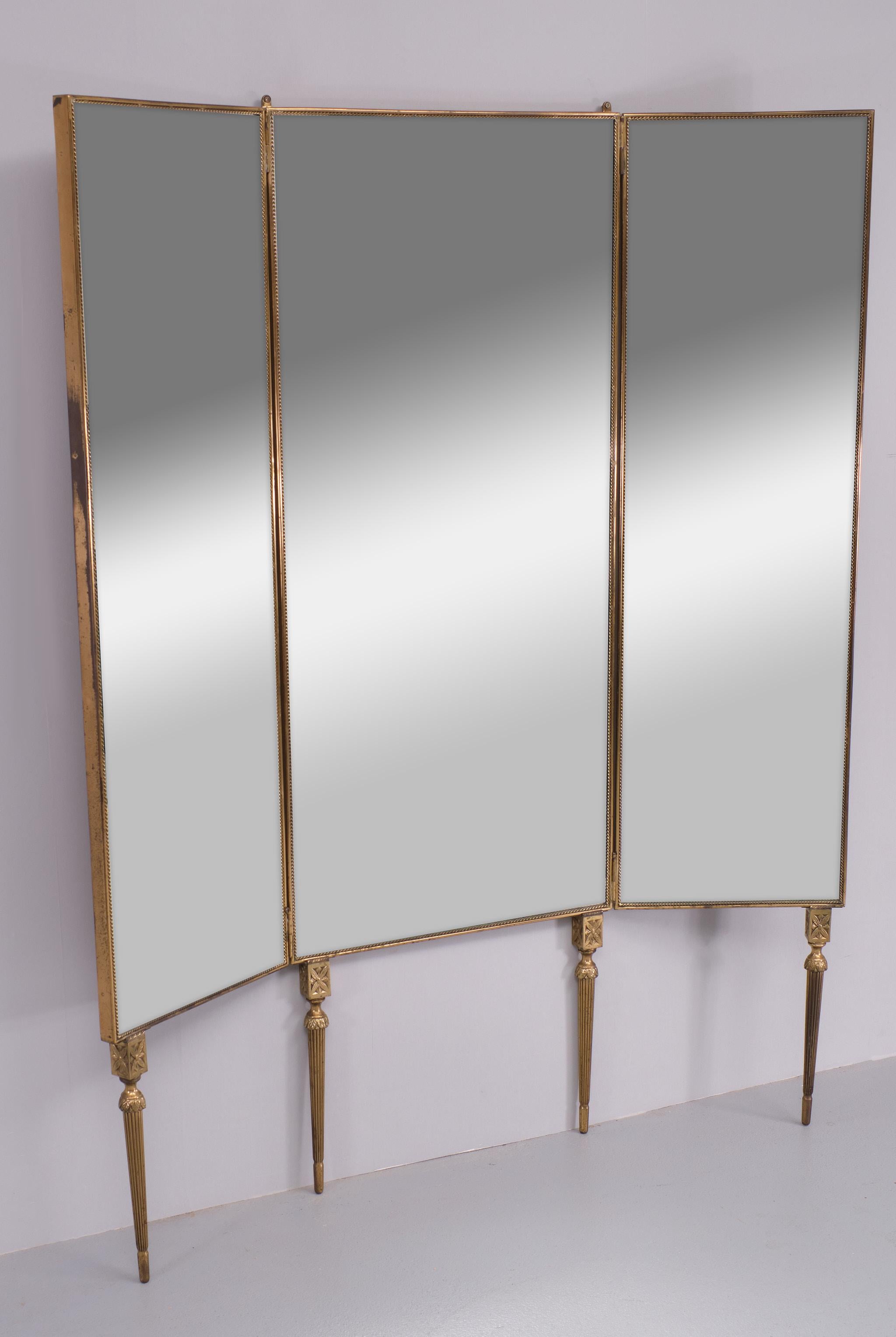 Hollywood Regency Superbe miroir pliant en laiton  France des années 1950  en vente