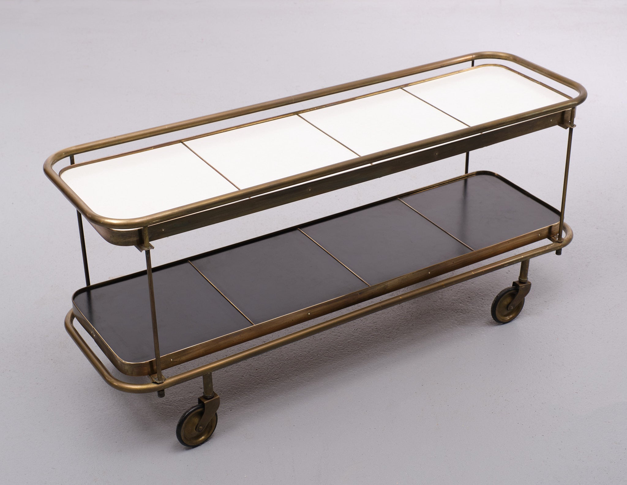 Superb Low Brass Trolly, on wheels, comes with Two Laminated trays one in Black and One in White, Still in very good condition.
Brass details and rim. Matthieu Mategot. in style France 1950s. Unique piece 

