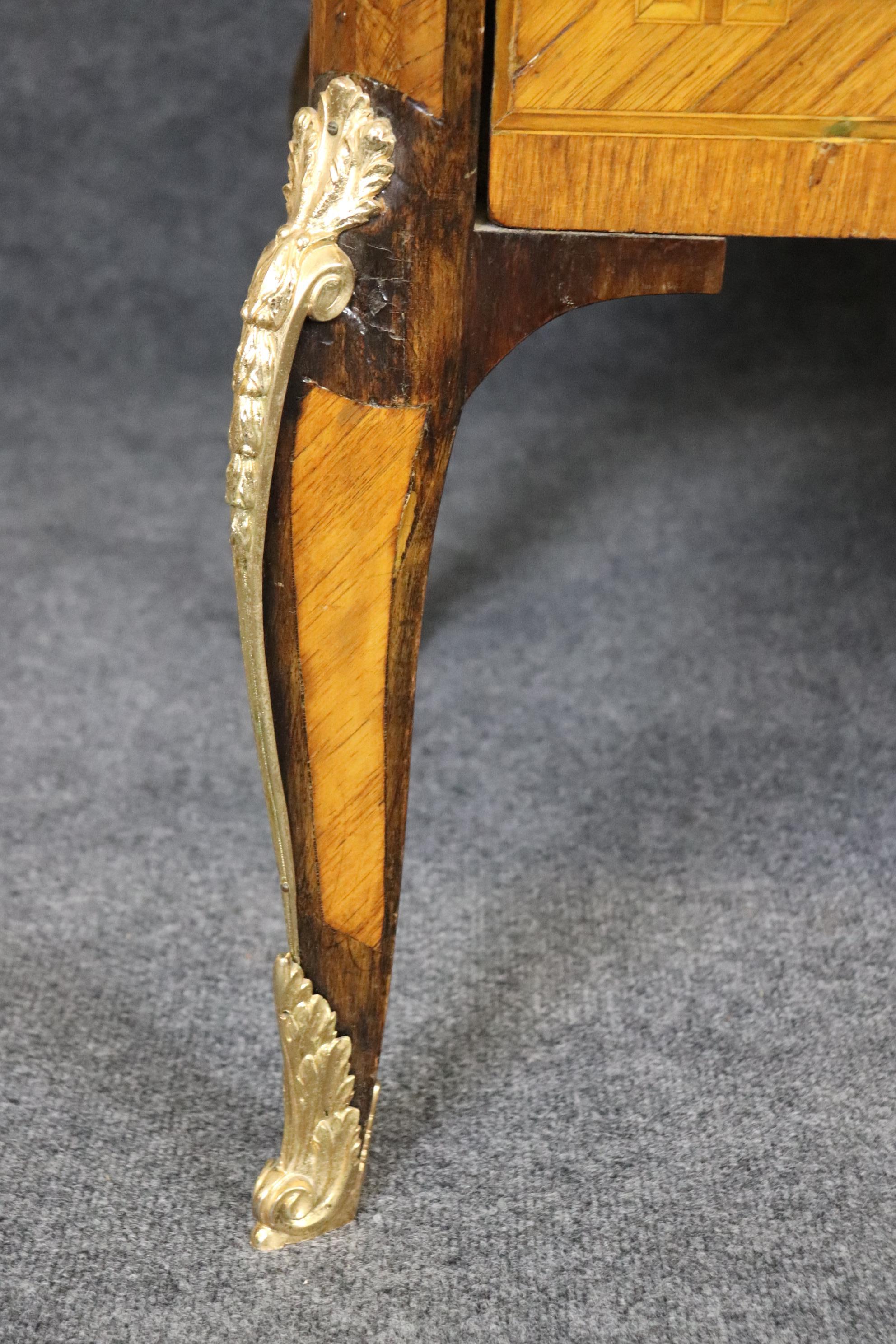 Superba cassapanca francese Luigi XV con piano in marmo in bronzo brillante e ormolatura in vendita 5