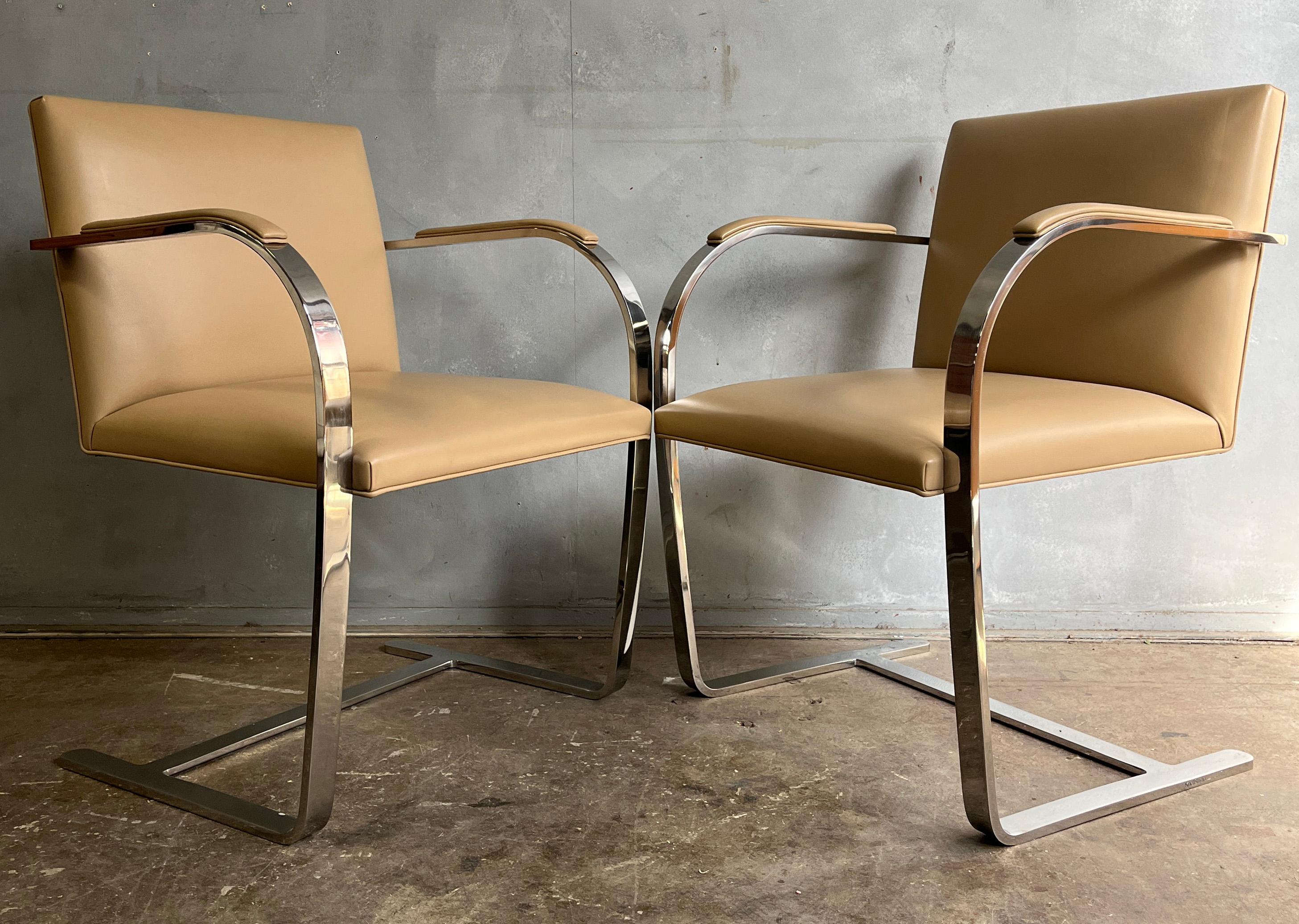 Superbes fauteuils Brno en acier inoxydable et non chromé de Knoll Bon état - En vente à BROOKLYN, NY