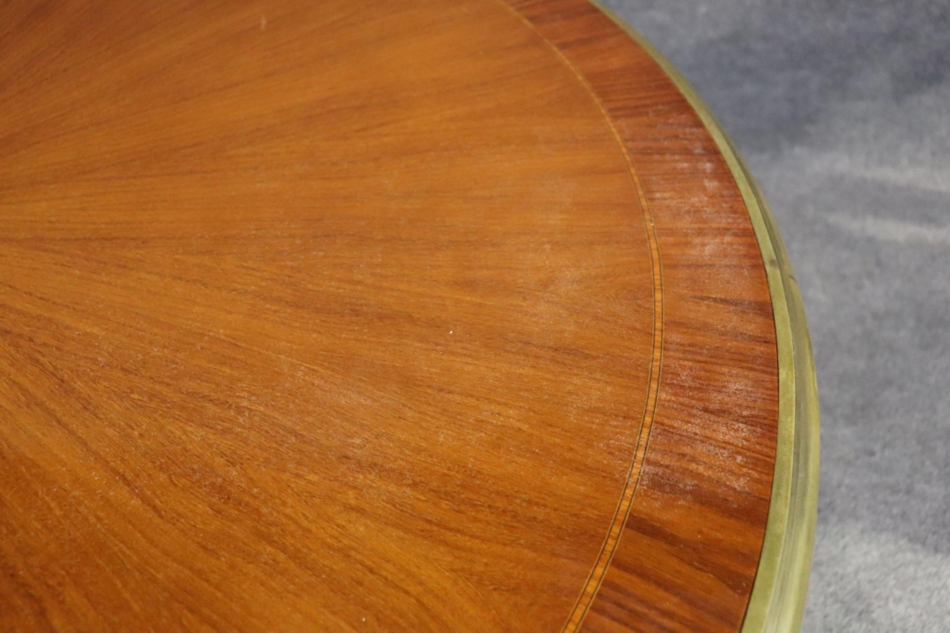 Superbe table de salle à manger ronde de style Louis XV montée sur bronze à 3 feuilles en vente 4