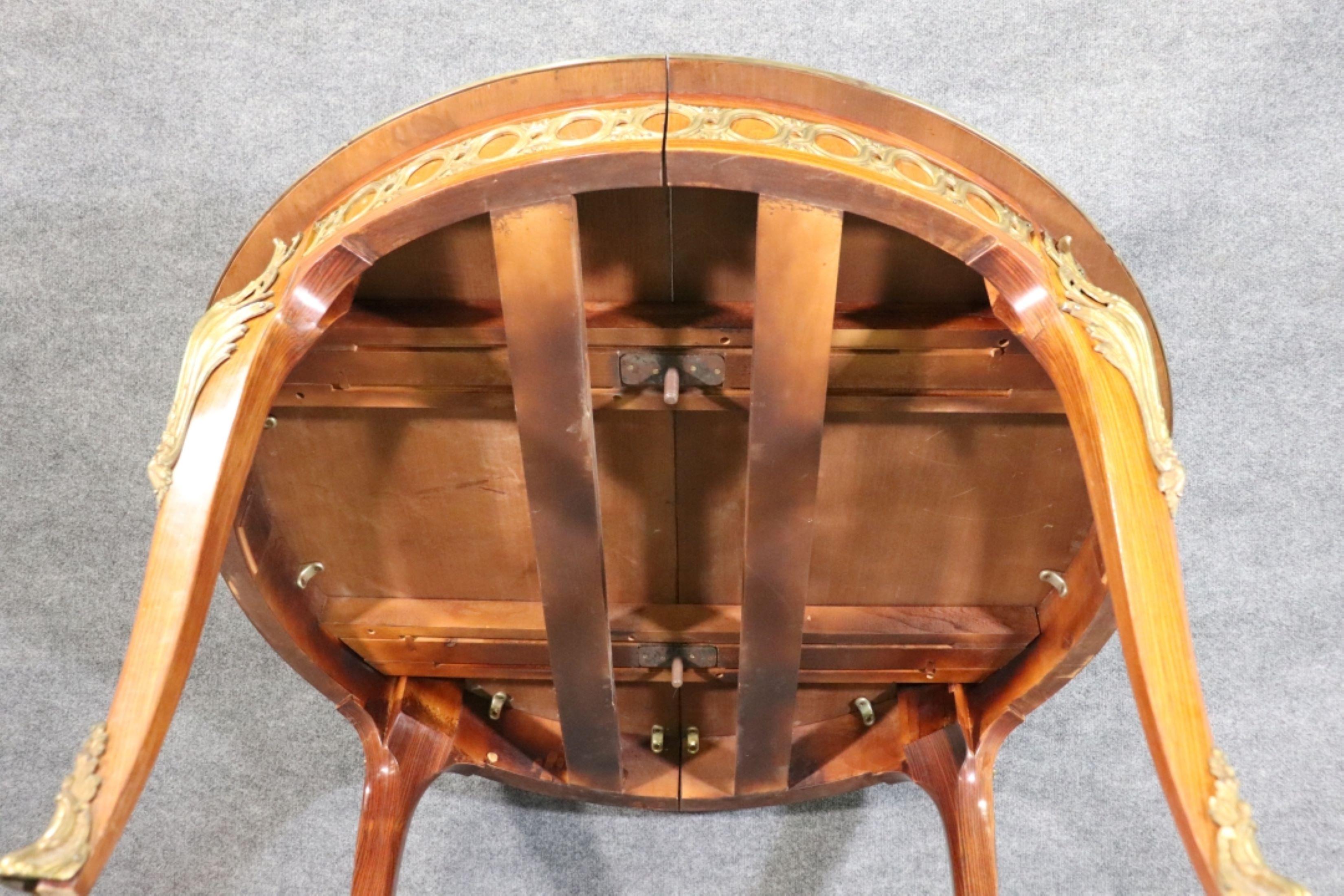 Superbe table de salle à manger ronde de style Louis XV montée sur bronze à 3 feuilles en vente 8