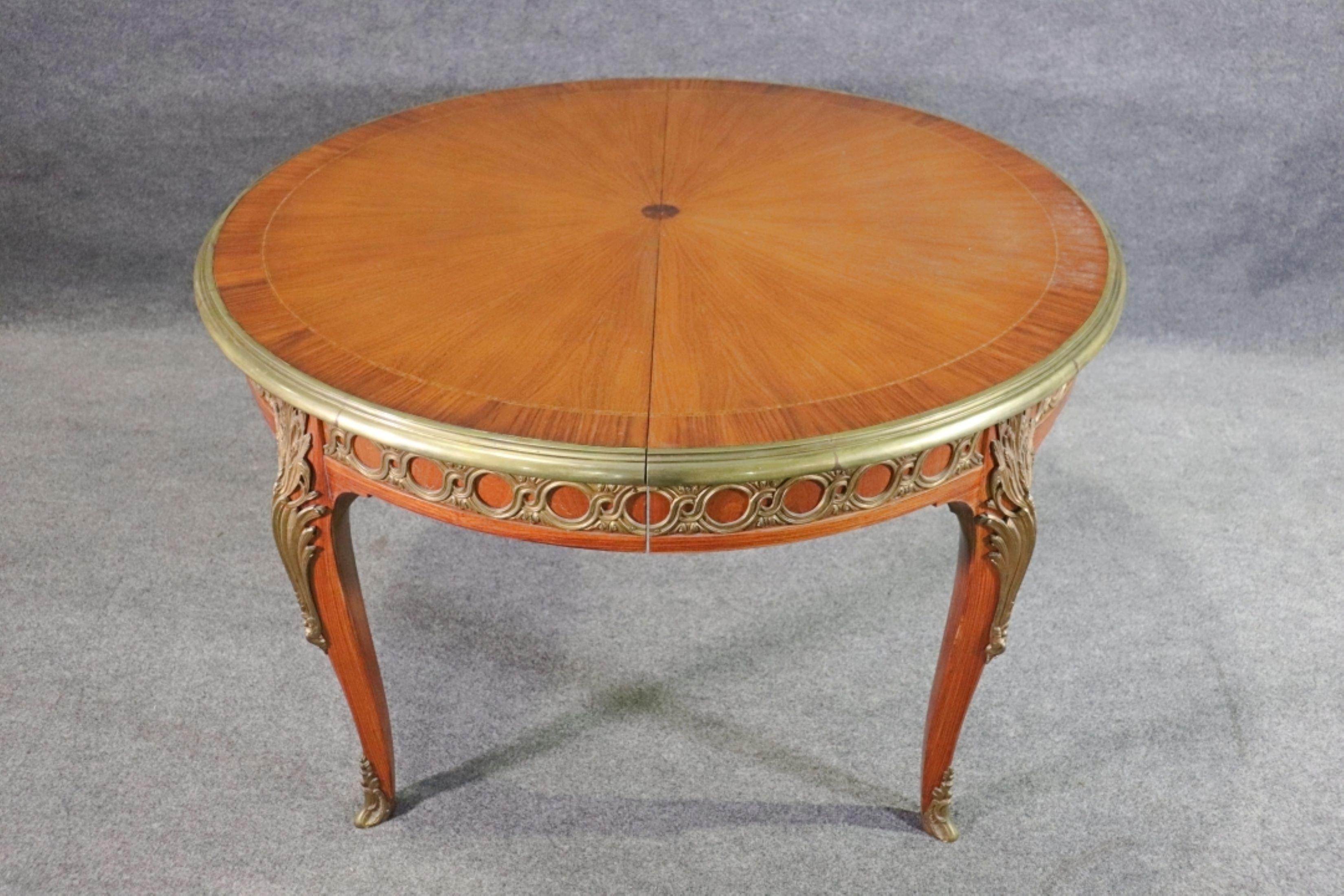 Français Superbe table de salle à manger ronde de style Louis XV montée sur bronze à 3 feuilles en vente