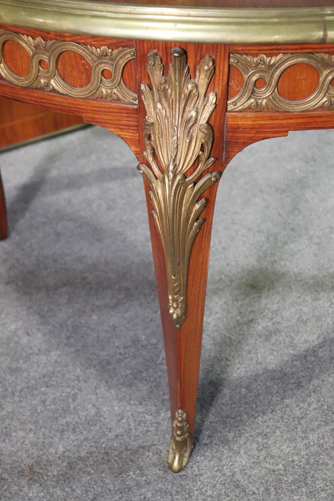 Superbe table de salle à manger ronde de style Louis XV montée sur bronze à 3 feuilles Bon état - En vente à Swedesboro, NJ