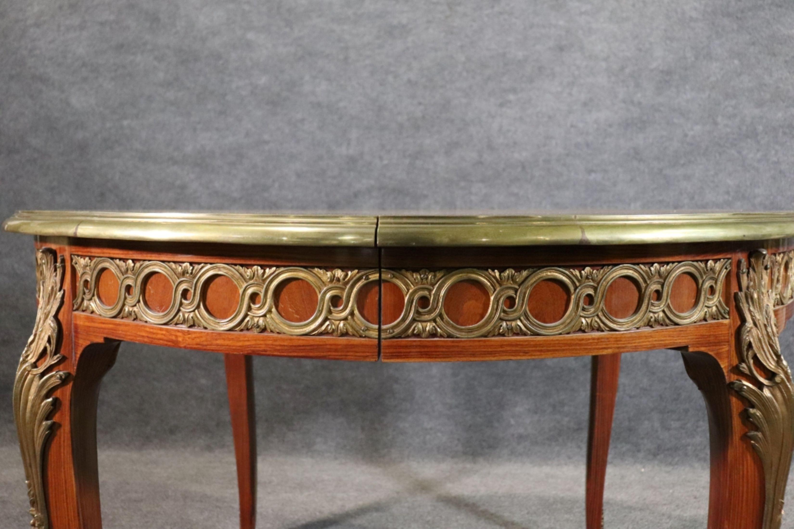 Superbe table de salle à manger ronde de style Louis XV montée sur bronze à 3 feuilles en vente 3