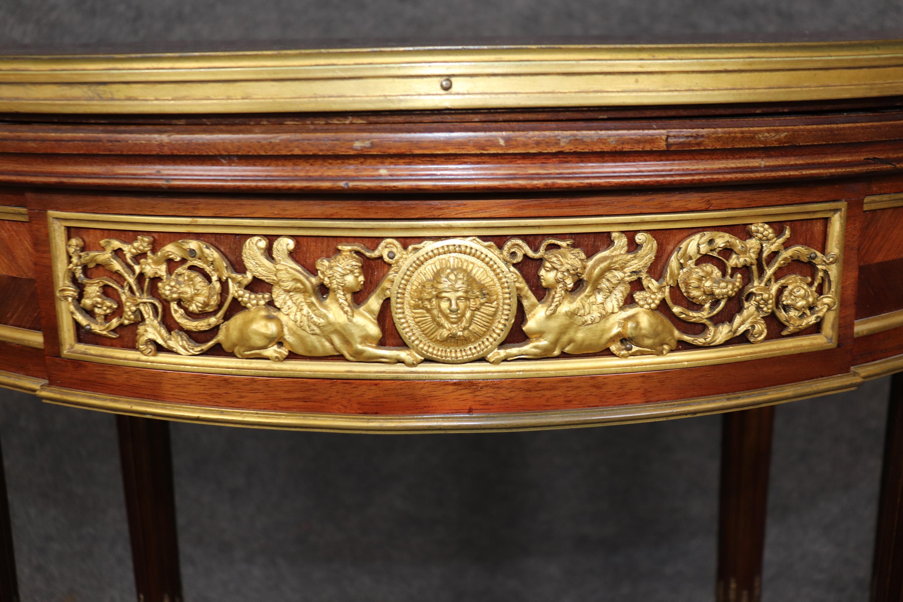 Espléndida Mesa de Juego de Caoba Montada en Bronce Francés Luis XVI Siglo XIX Fines del siglo XIX en venta