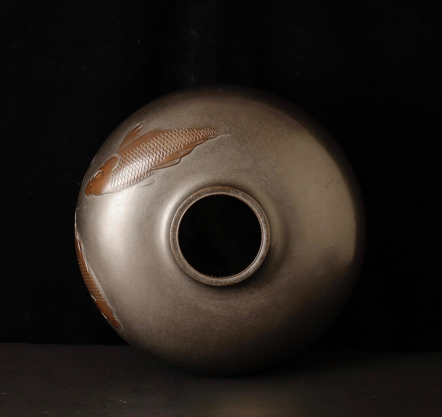 Superb Bronze Vase with Carved Koi by Hannya Kankei and Kōun – Japan, 20th For Sale 4