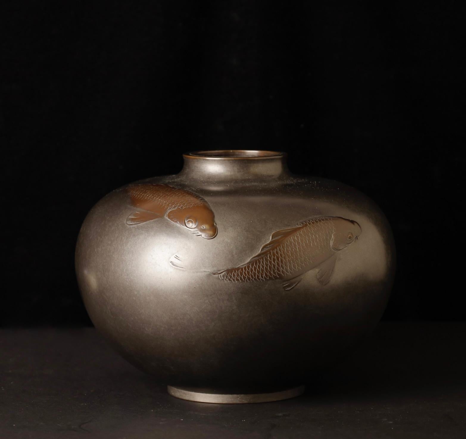 Superb Bronze Vase with Carved Koi by Hannya Kankei and Kōun – Japan, 20th In Good Condition For Sale In Fukuoka, JP