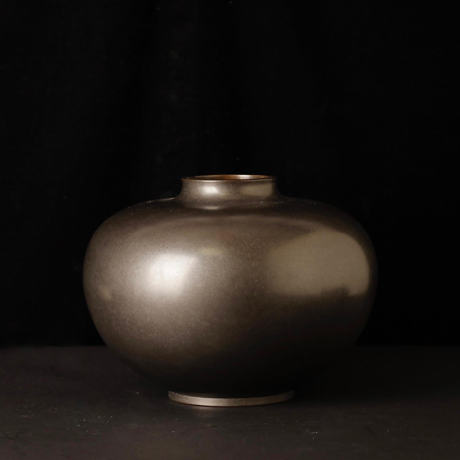 Superb Bronze Vase with Carved Koi by Hannya Kankei and Kōun – Japan, 20th For Sale 2
