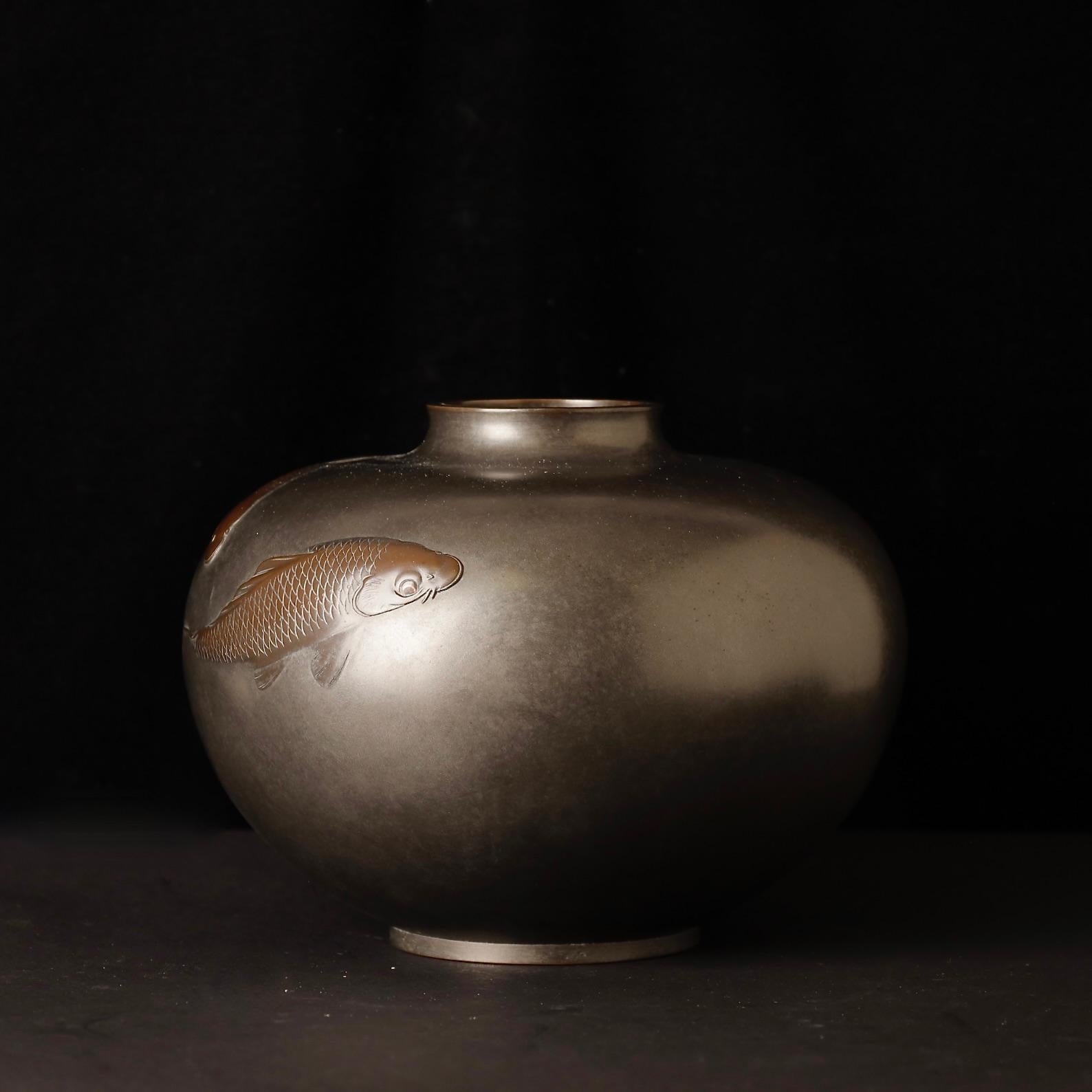 Superb Bronze Vase with Carved Koi by Hannya Kankei and Kōun – Japan, 20th For Sale 3