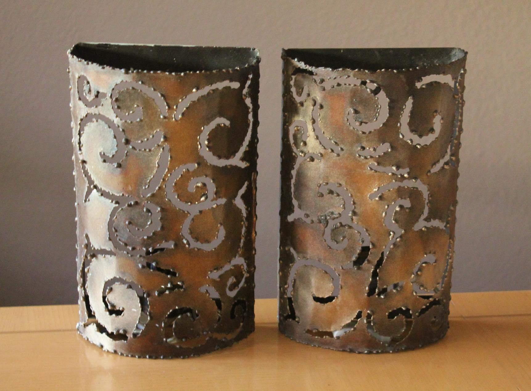 SUPERBE !

PAIR !
COUPE AU CHALUMEAU BRUTALISTE 
APPLIQUES MURALES EN MÉTAL
APRÈS TOME GREENE

Une magnifique paire d'appliques électriques brutalistes, taillées en forme de torche, d'après Tom Greene.

Très rares, ces objets ont été fabriqués dans