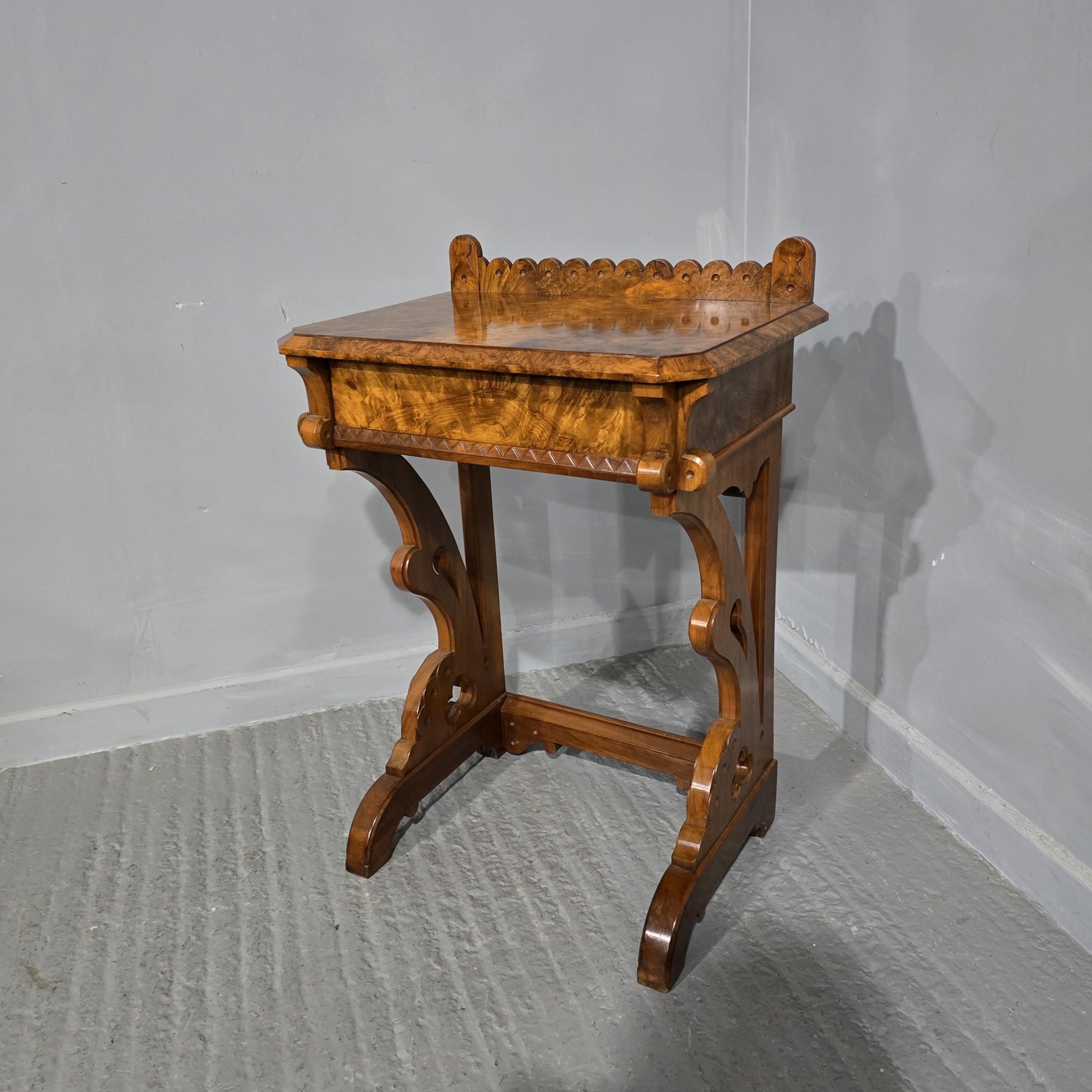 Top quality Victorian Gothic Revival hall table in burr walnut, having a carved gallery to the back, with central drawers in excellent overall condition.

34.5