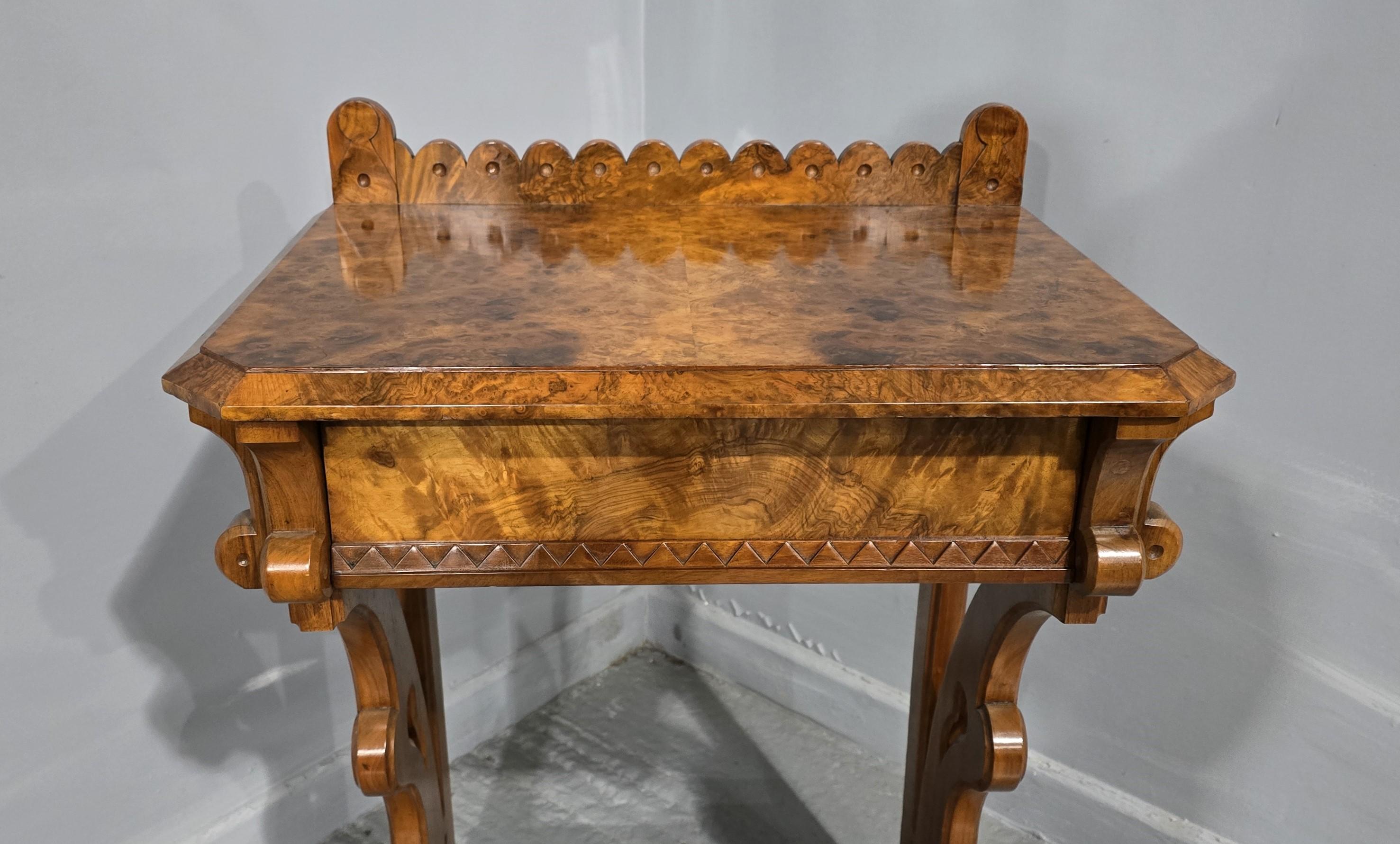 Superb Burr Walnut Console Hall Table In Excellent Condition For Sale In Swadlincote, GB