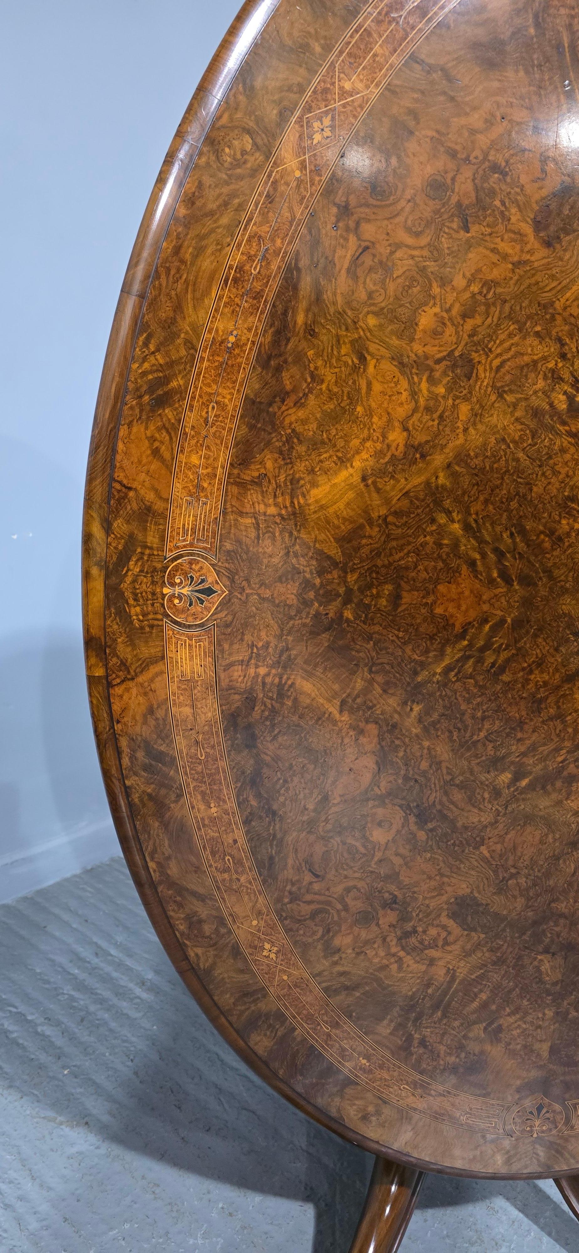 XIXe siècle Superbe table de salle à manger en ronce de noyer en vente