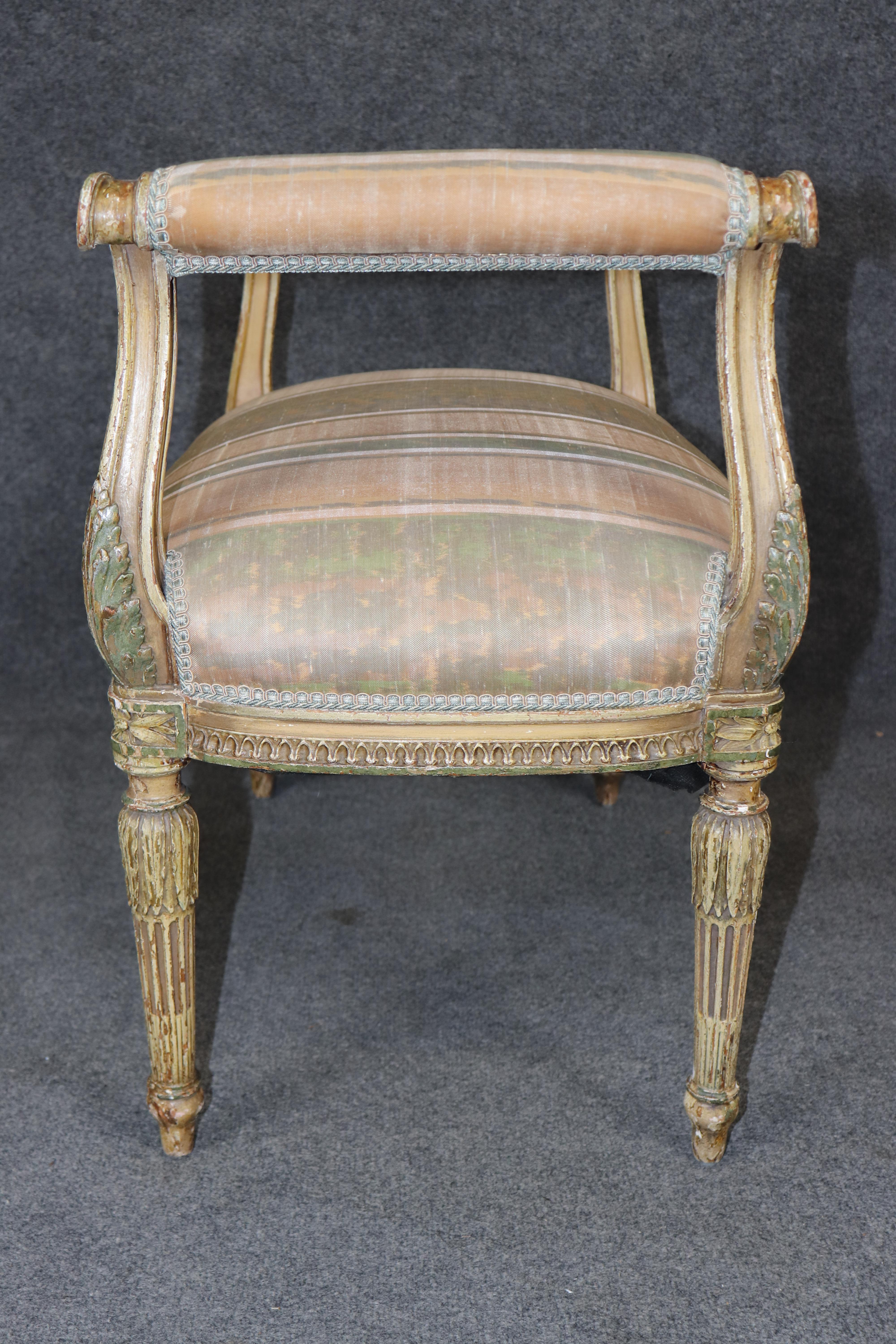 Superb Carved French Louis XVI Style Paint Decorated  Window Bench In Good Condition For Sale In Swedesboro, NJ