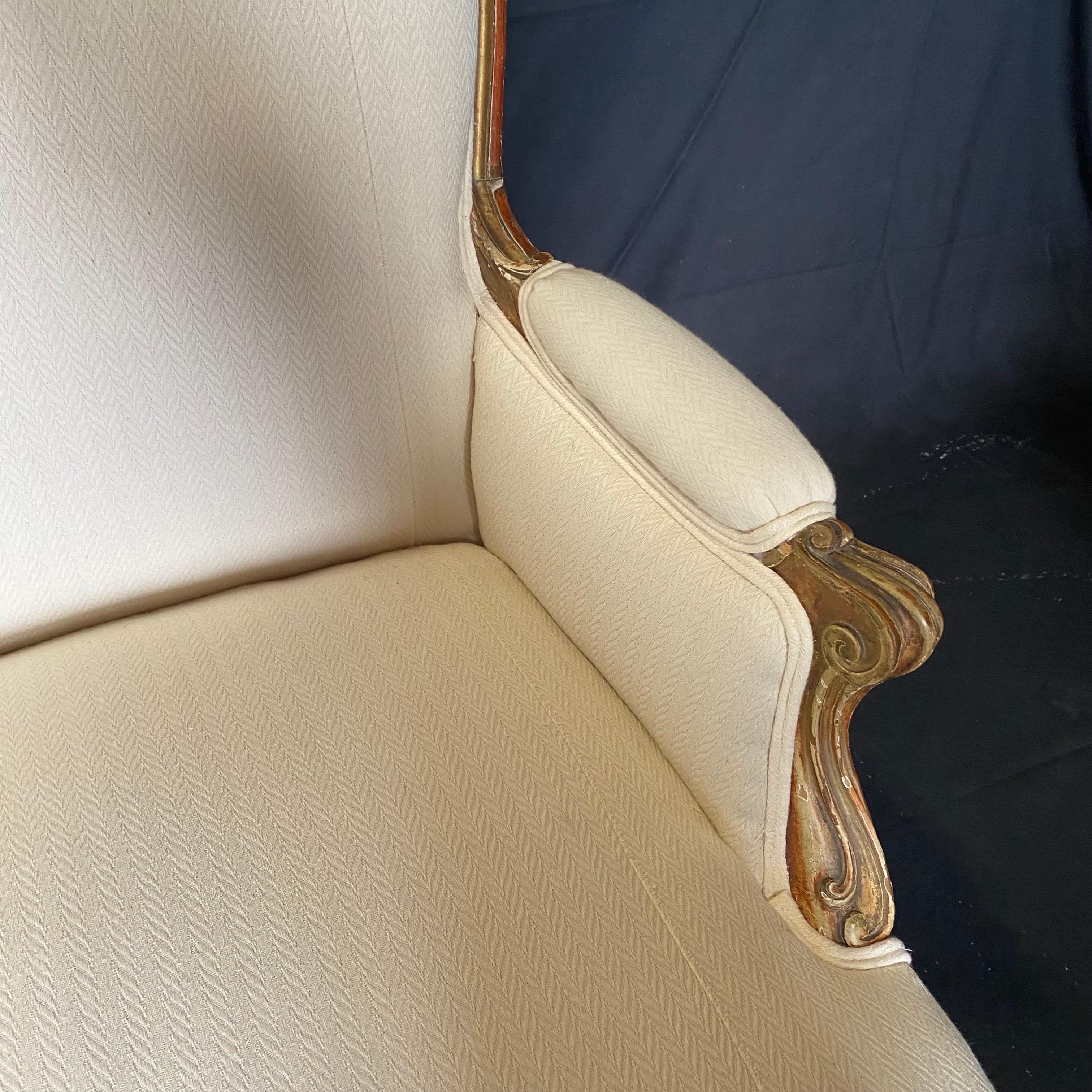 Superbe qualité, élégante canape, canapé ou sofa Louis XV français du 19ème siècle, retapissé dans un tissu crème neutre.   Il possède un cadre en bois doré magnifiquement façonné avec un style rococo fluide, une façade serpentine et des pieds