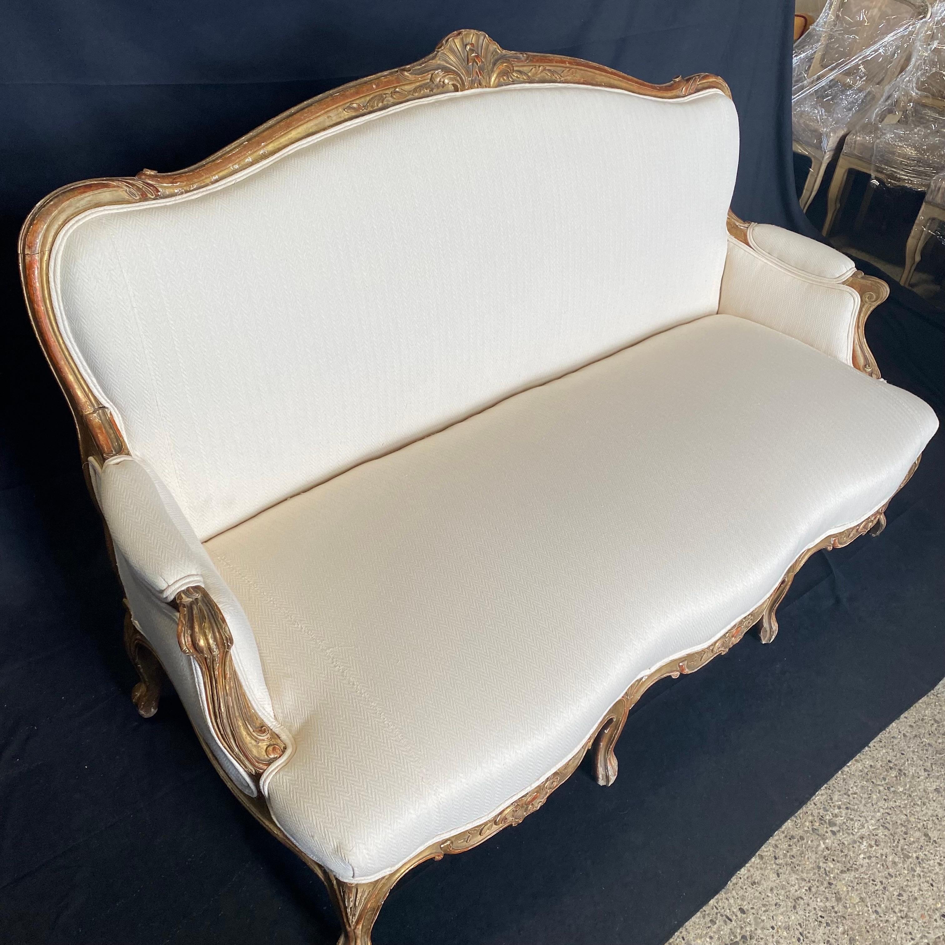 Superbe canapé provençal français Louis XV du 19ème siècle sculpté et doré en vente 1