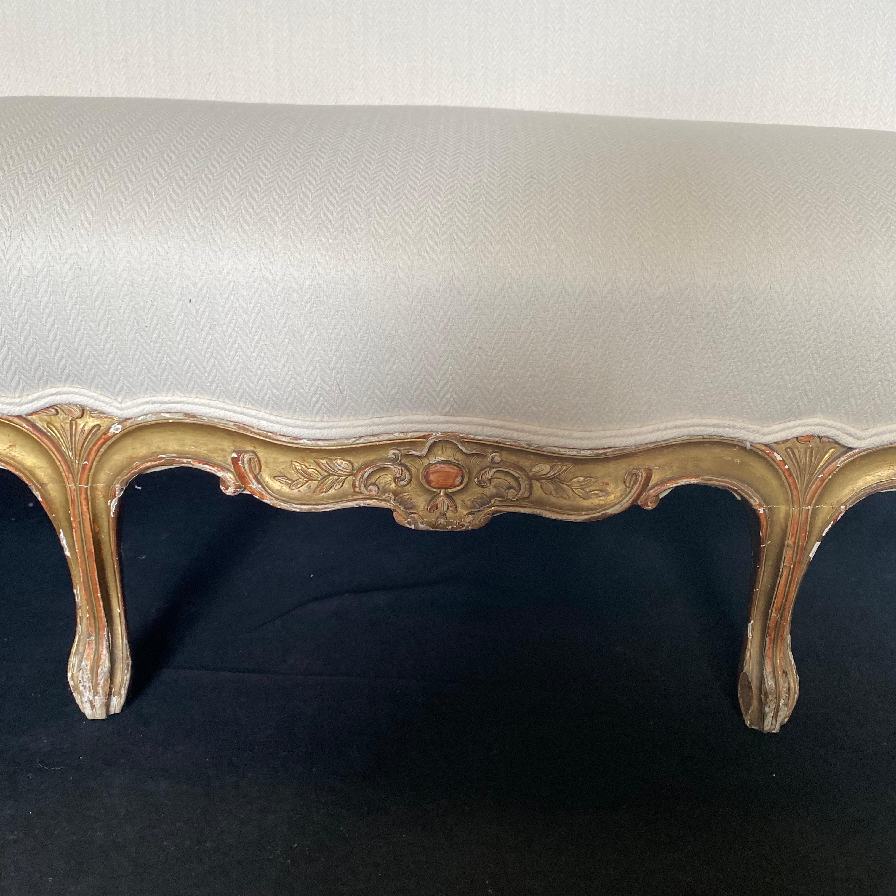 Superbe canapé provençal français Louis XV du 19ème siècle sculpté et doré en vente 2