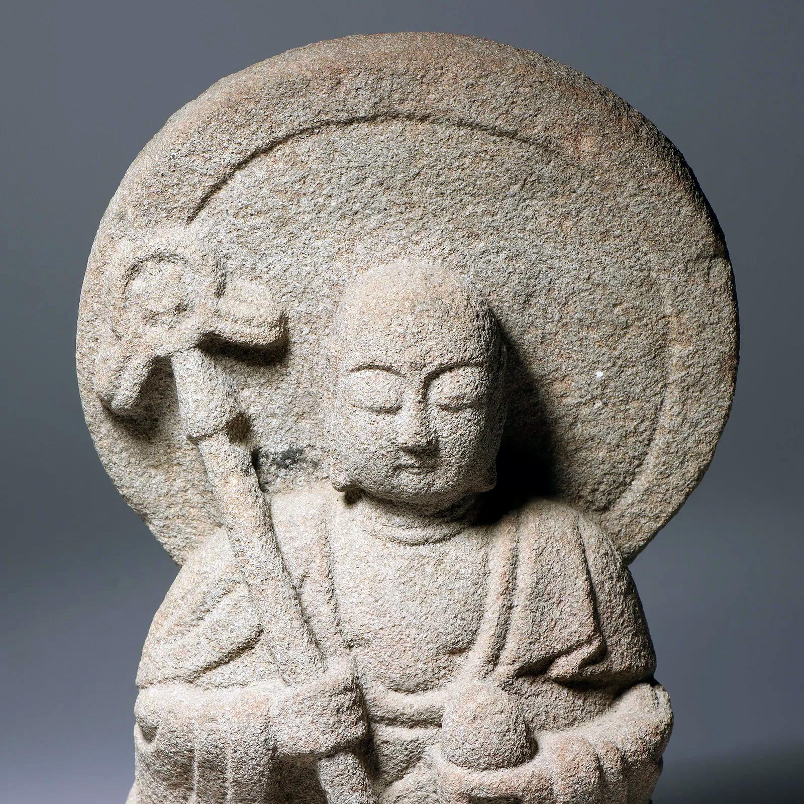 Sculptée dans un bloc de pierre massif, cette belle statue japonaise représente Jizō Bosatsu, un bodhisattva très apprécié au Japon. Également connu sous le nom de Kṣitigarbha en sanskrit, Jizo est l'un des quatre principaux bodhisattvas dans la