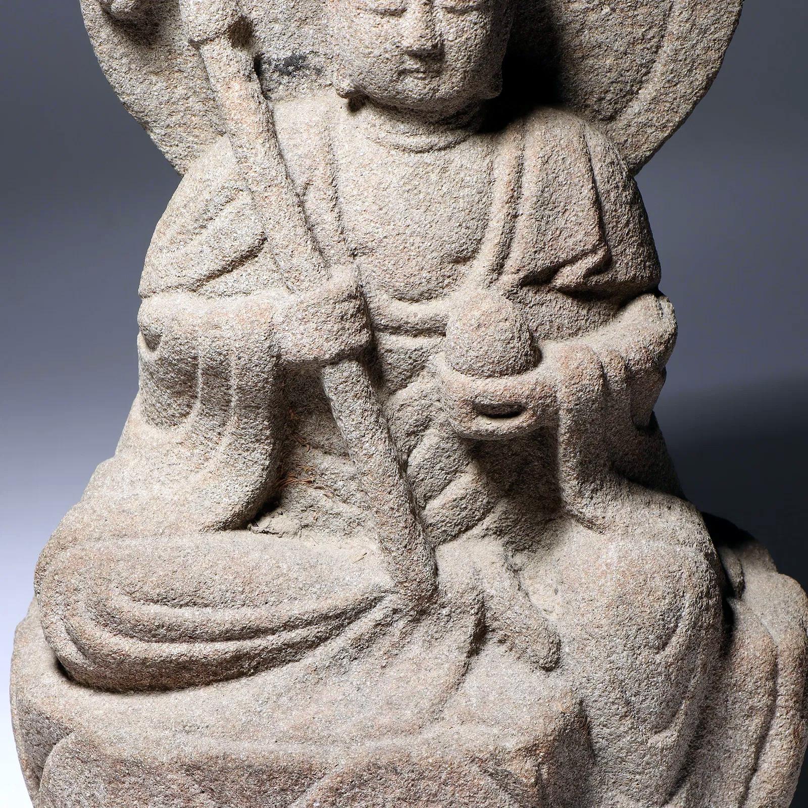 Japonais Superbe statue en pierre sculptée de Jizō Bosatsu japonaise Edo à Meiji en vente