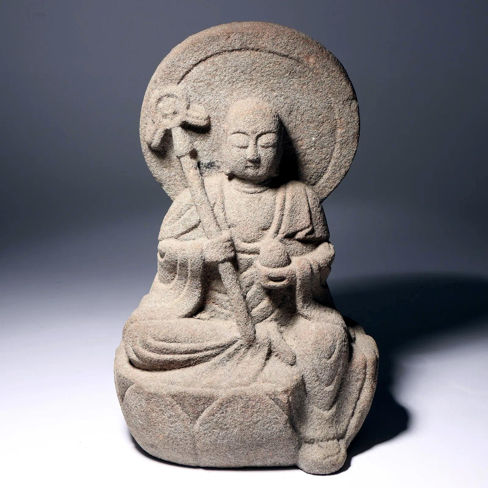 XIXe siècle Superbe statue en pierre sculptée de Jizō Bosatsu japonaise Edo à Meiji en vente