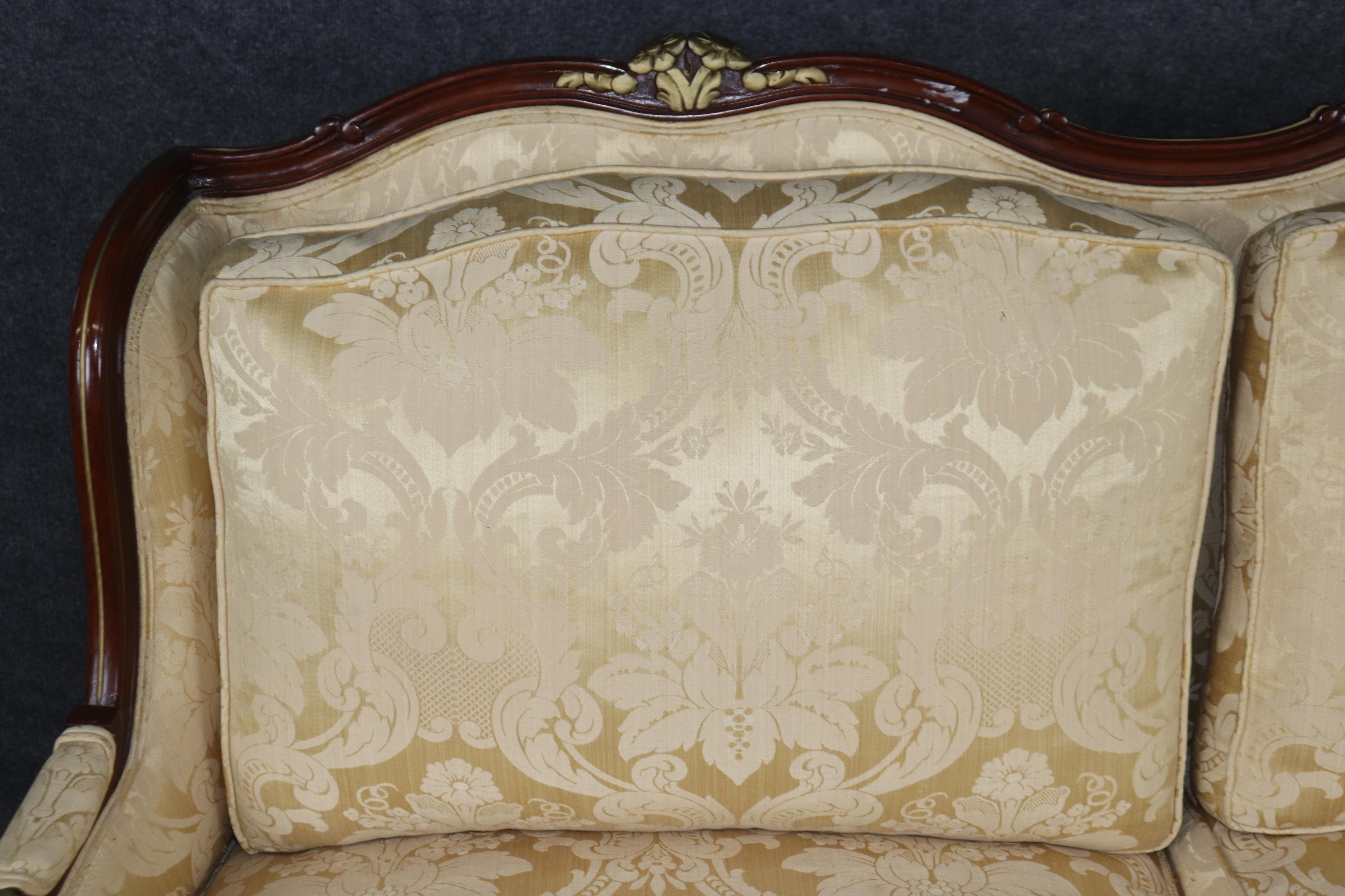 Superbo divano imbottito in stile Luigi XV francese in legno di noce intagliato Settee in vendita 4