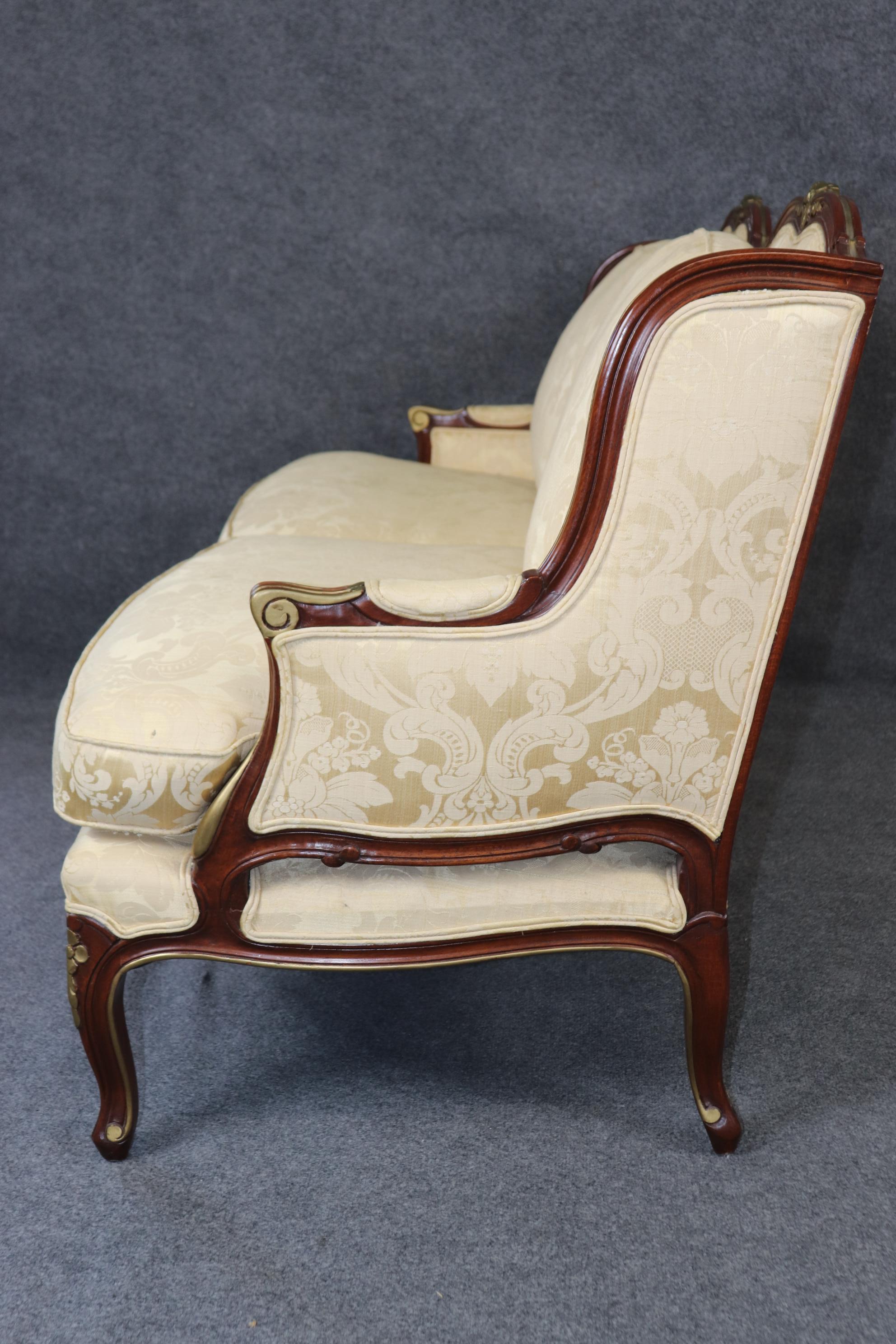 Francese Superbo divano imbottito in stile Luigi XV francese in legno di noce intagliato Settee in vendita