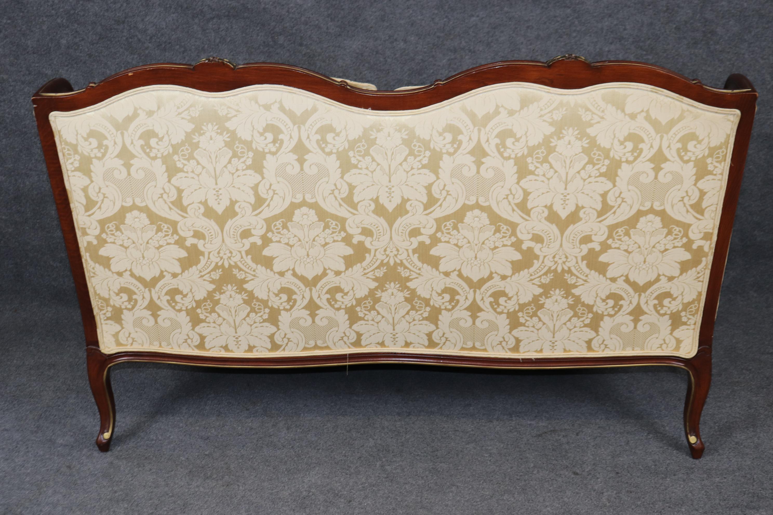 Superbo divano imbottito in stile Luigi XV francese in legno di noce intagliato Settee In condizioni buone in vendita a Swedesboro, NJ
