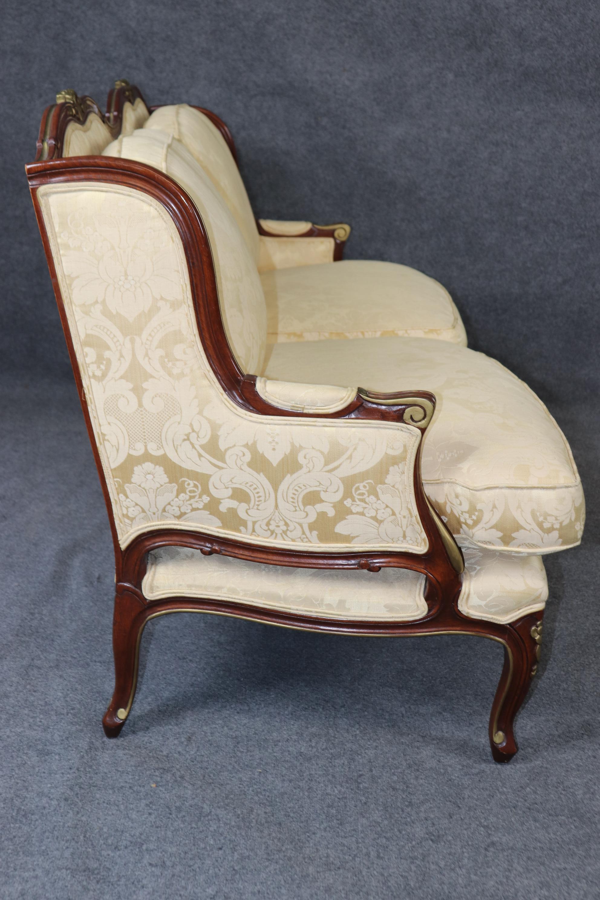 Metà XX secolo Superbo divano imbottito in stile Luigi XV francese in legno di noce intagliato Settee in vendita