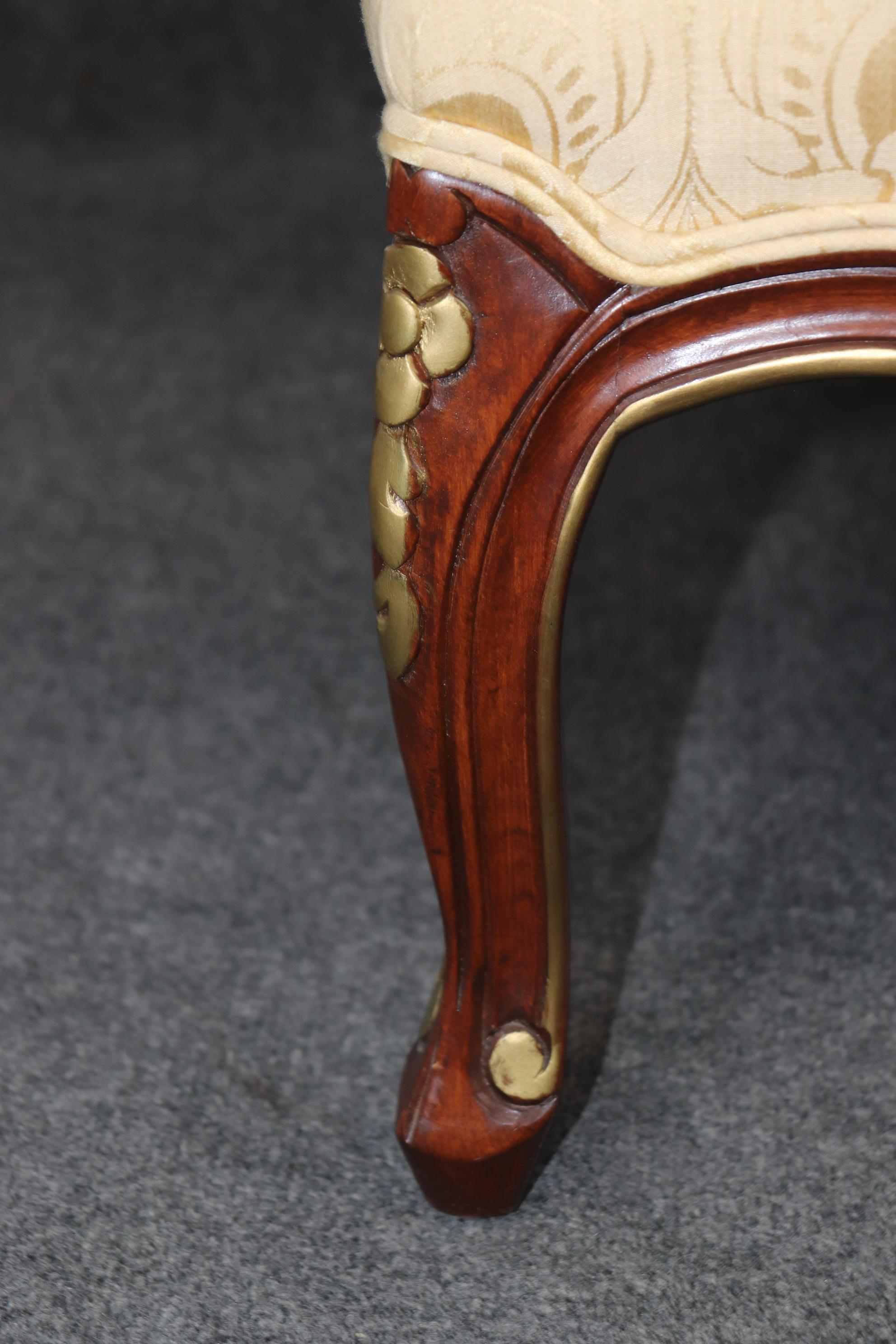 Noce Superbo divano imbottito in stile Luigi XV francese in legno di noce intagliato Settee in vendita
