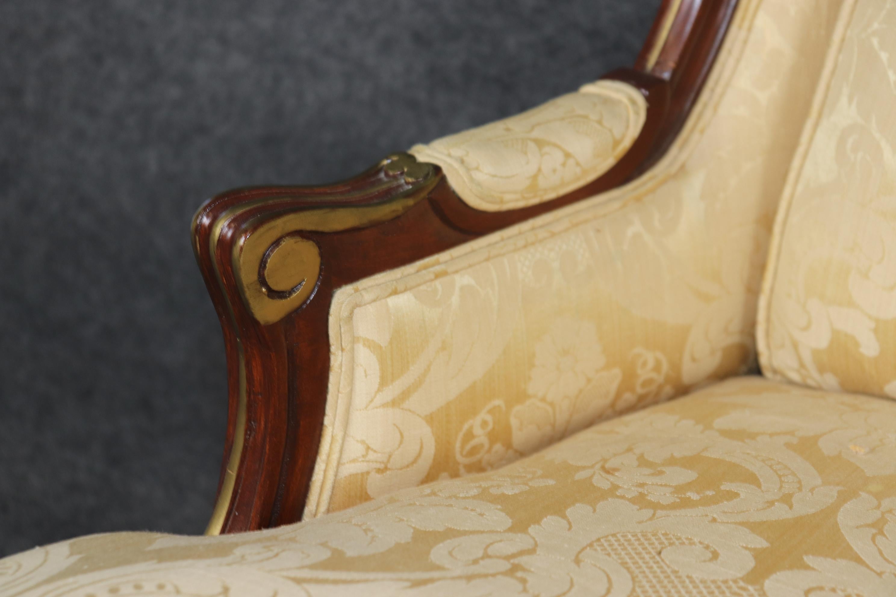 Superbo divano imbottito in stile Luigi XV francese in legno di noce intagliato Settee in vendita 1
