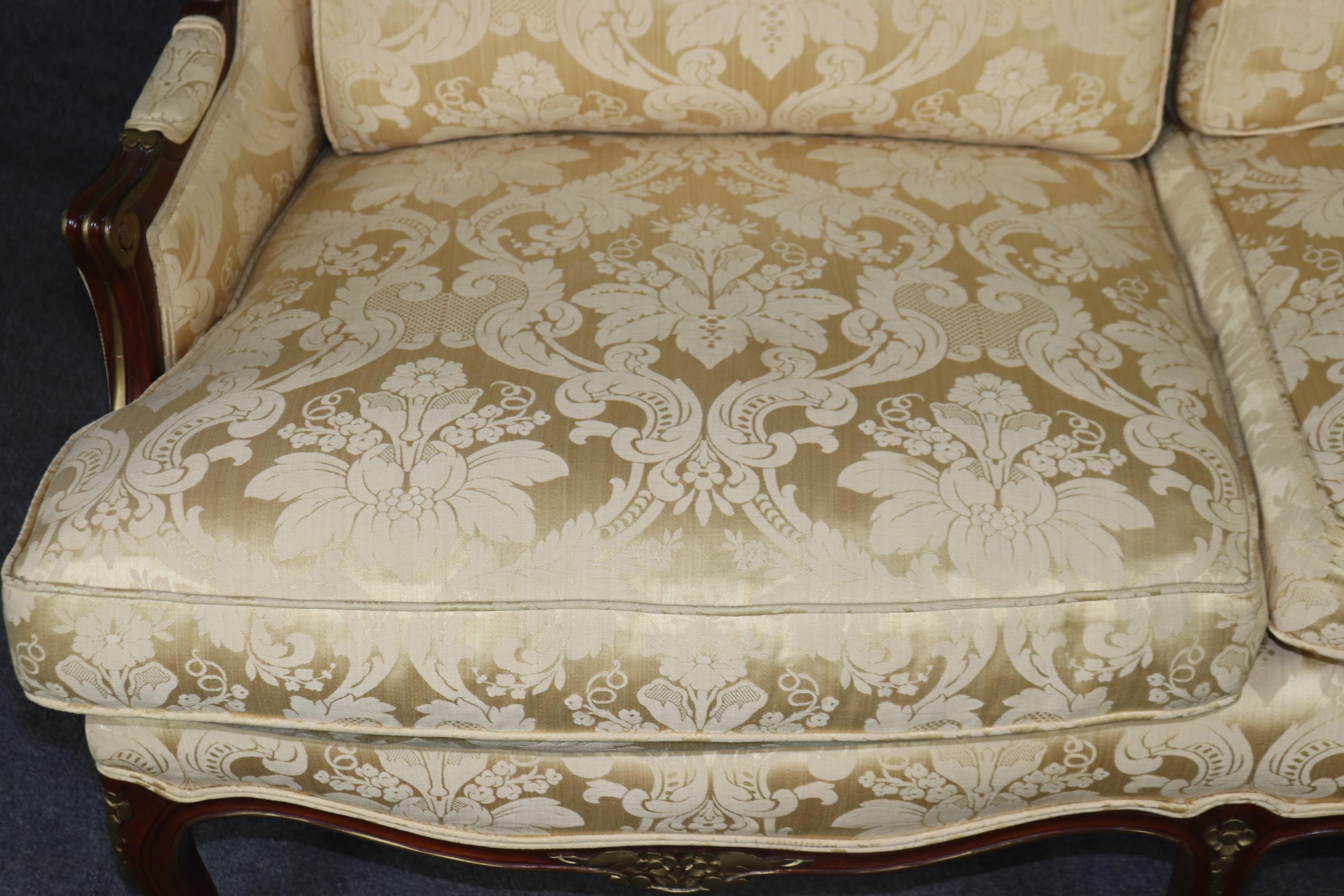 Superbo divano imbottito in stile Luigi XV francese in legno di noce intagliato Settee in vendita 3