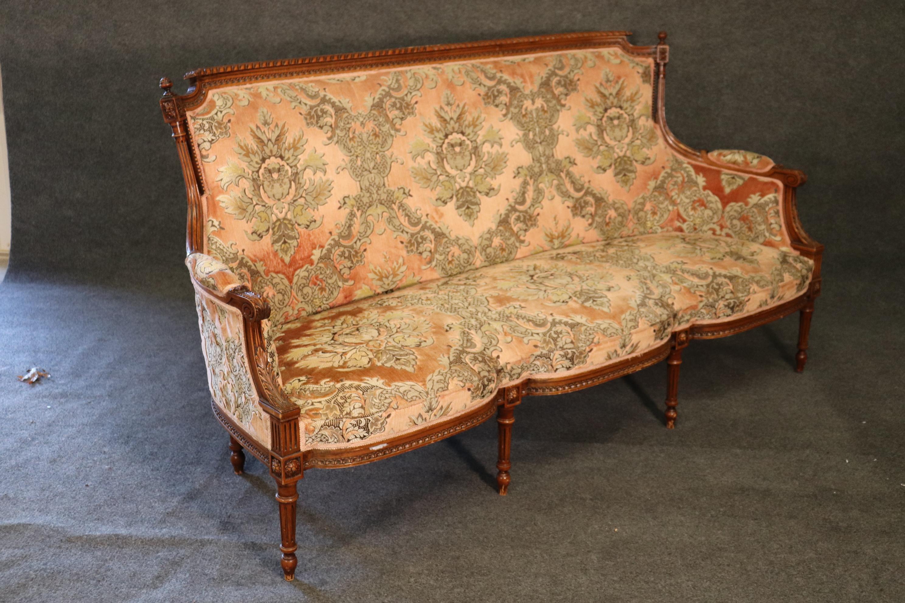 Superb Carved Walnut French Louis XVI Settee Canape Sofa circa 1940 In Good Condition In Swedesboro, NJ
