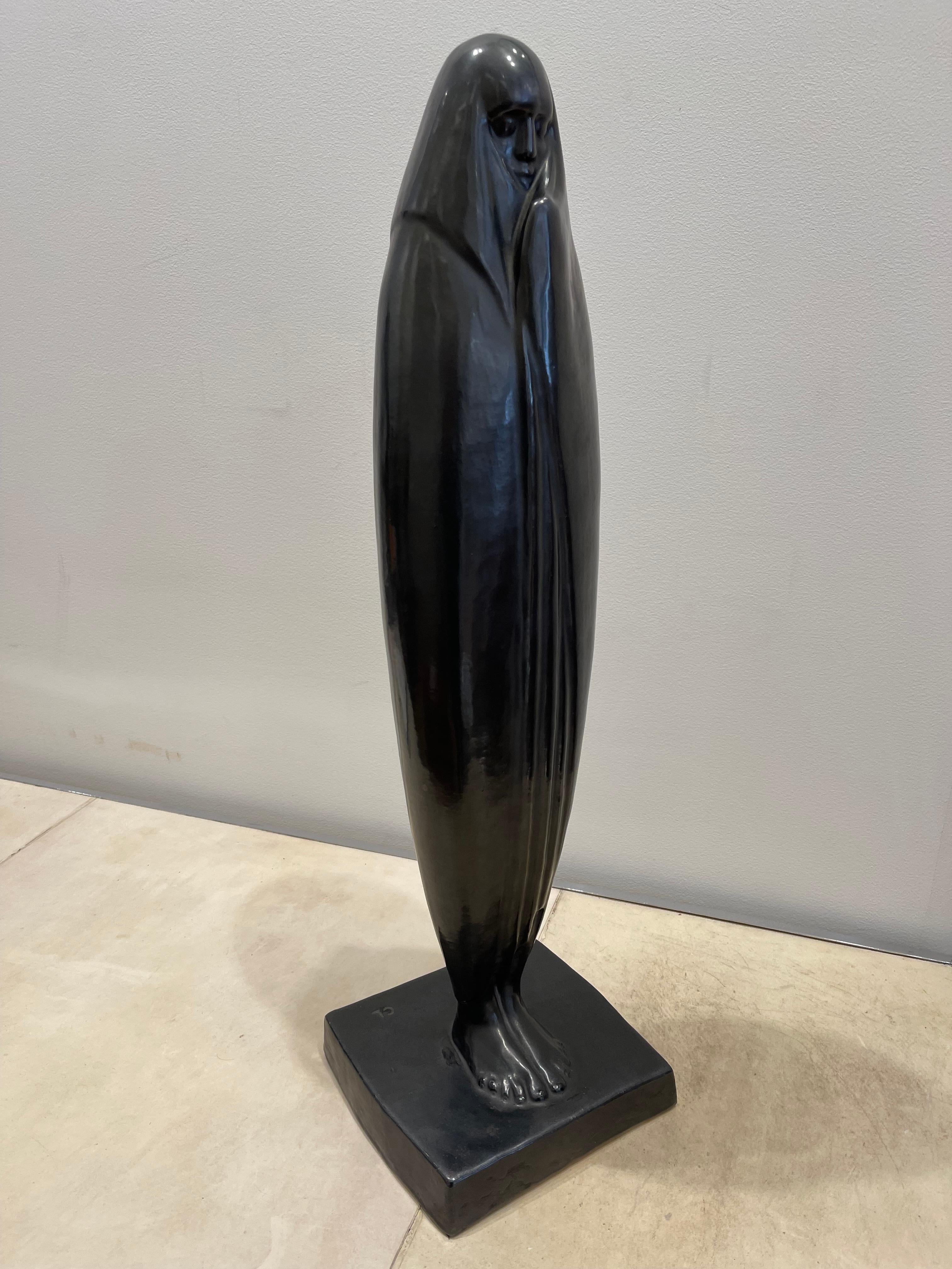 Superbe céramique émaillée de 72 cm de haut de Céline Lepage (1882-1928) représentant une dame voilée de Marrakech (Maroc) dans les années 1920, période Art déco français. Elle est réalisée en terre cuite avec une patine grise anthracite et