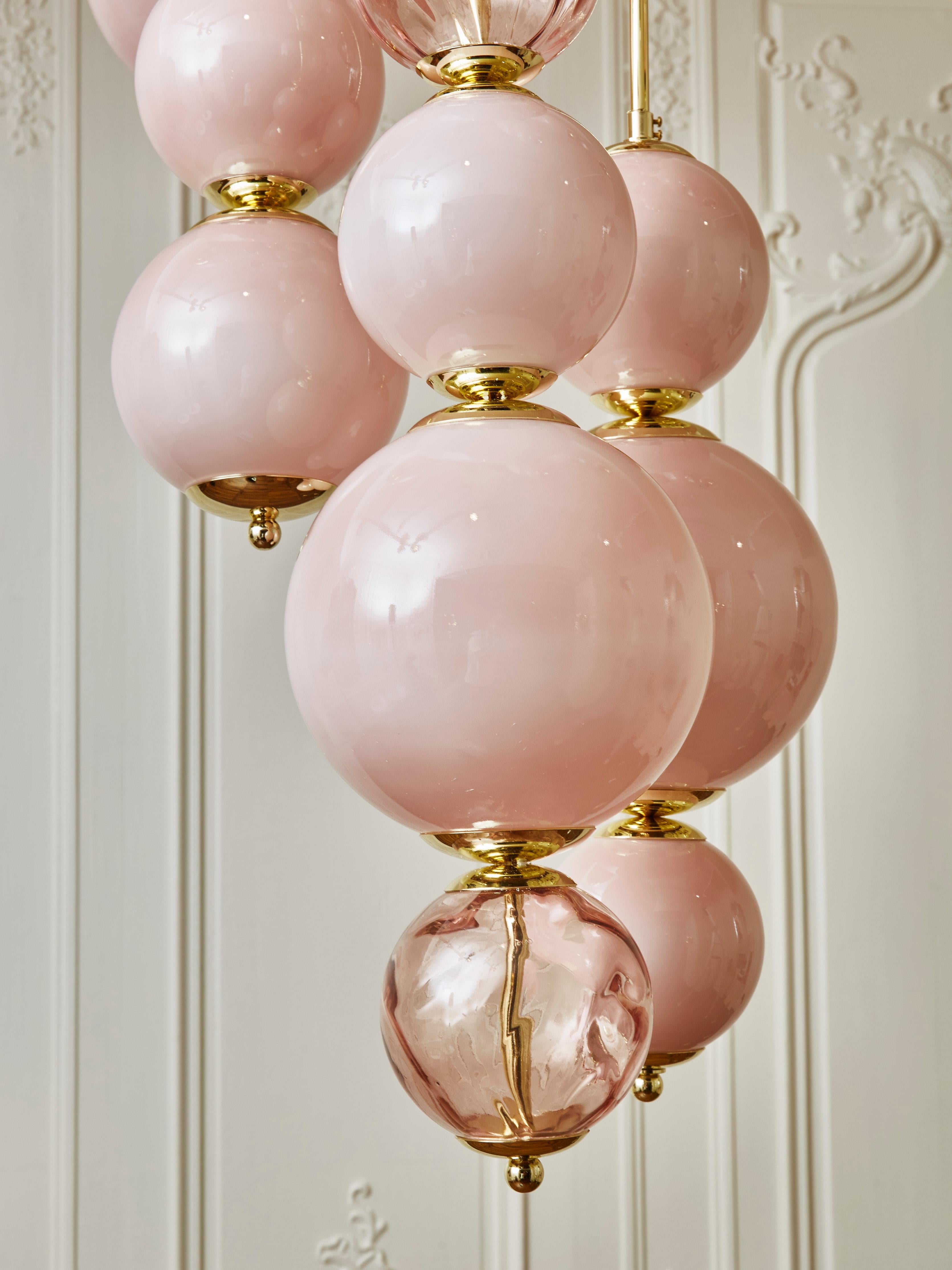 Mid-Century moderno Superbo lampadario in ottone e opalina di Studio A Glustin in vendita