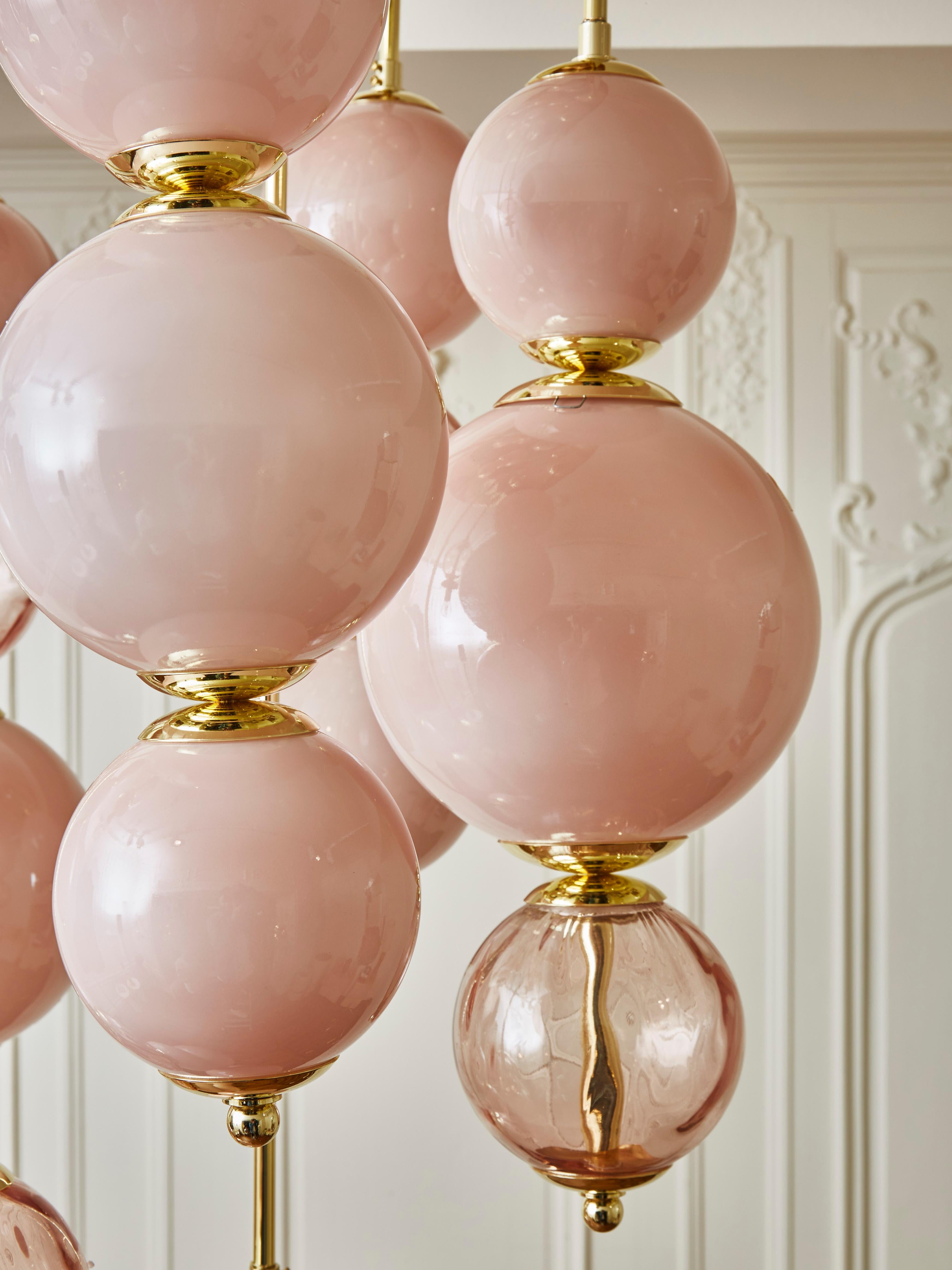 Italiano Superbo lampadario in ottone e opalina di Studio A Glustin in vendita
