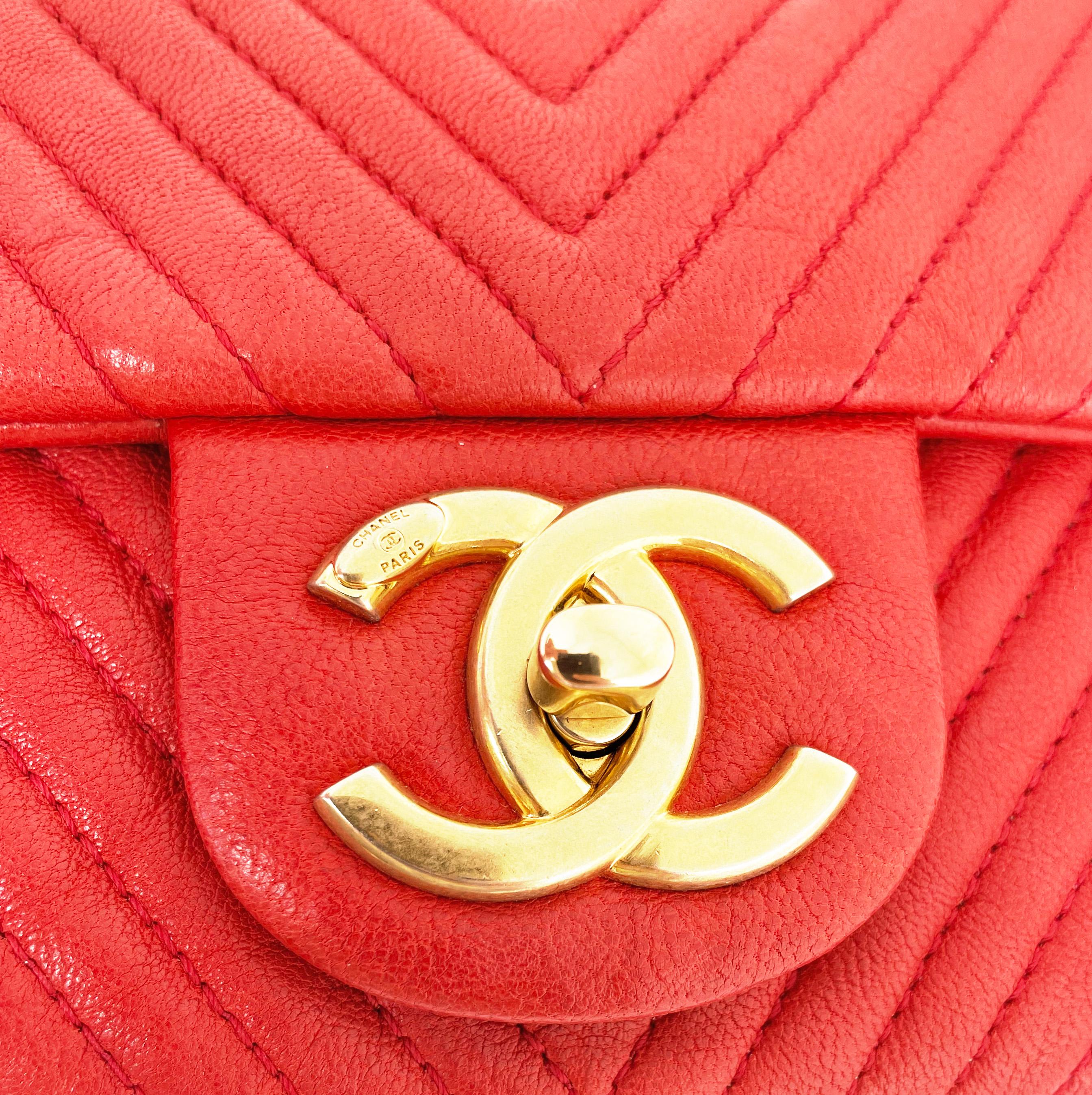Superbe sac Chanel 27 cm en cuir et motif chevron rouge Valentine en vente 4