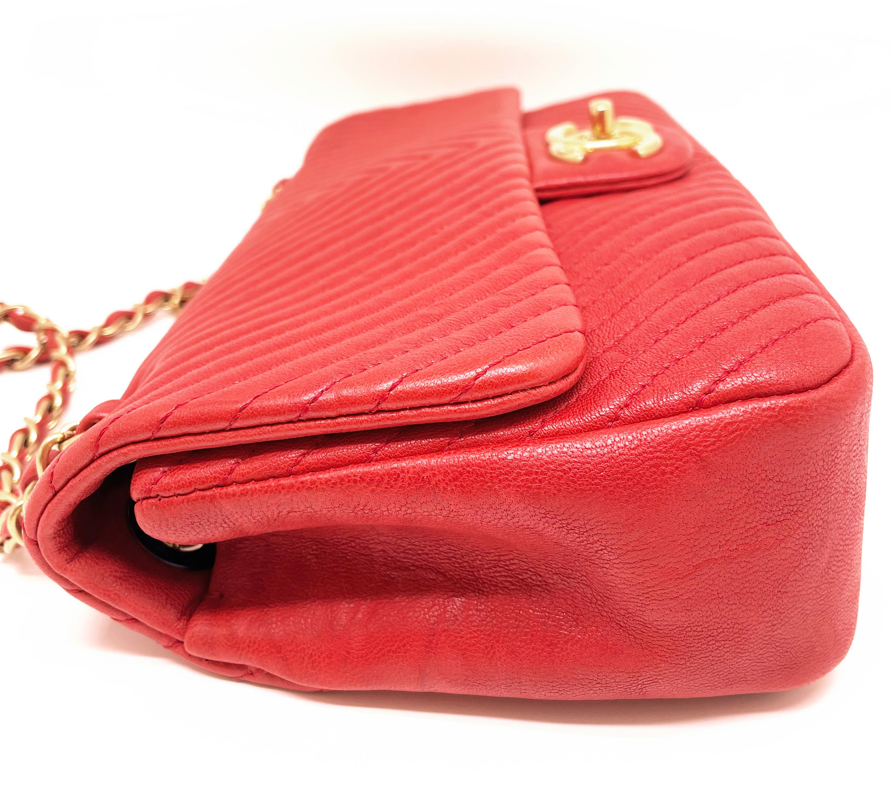 Superbe sac Chanel 27 cm en cuir et motif chevron rouge Valentine en vente 5