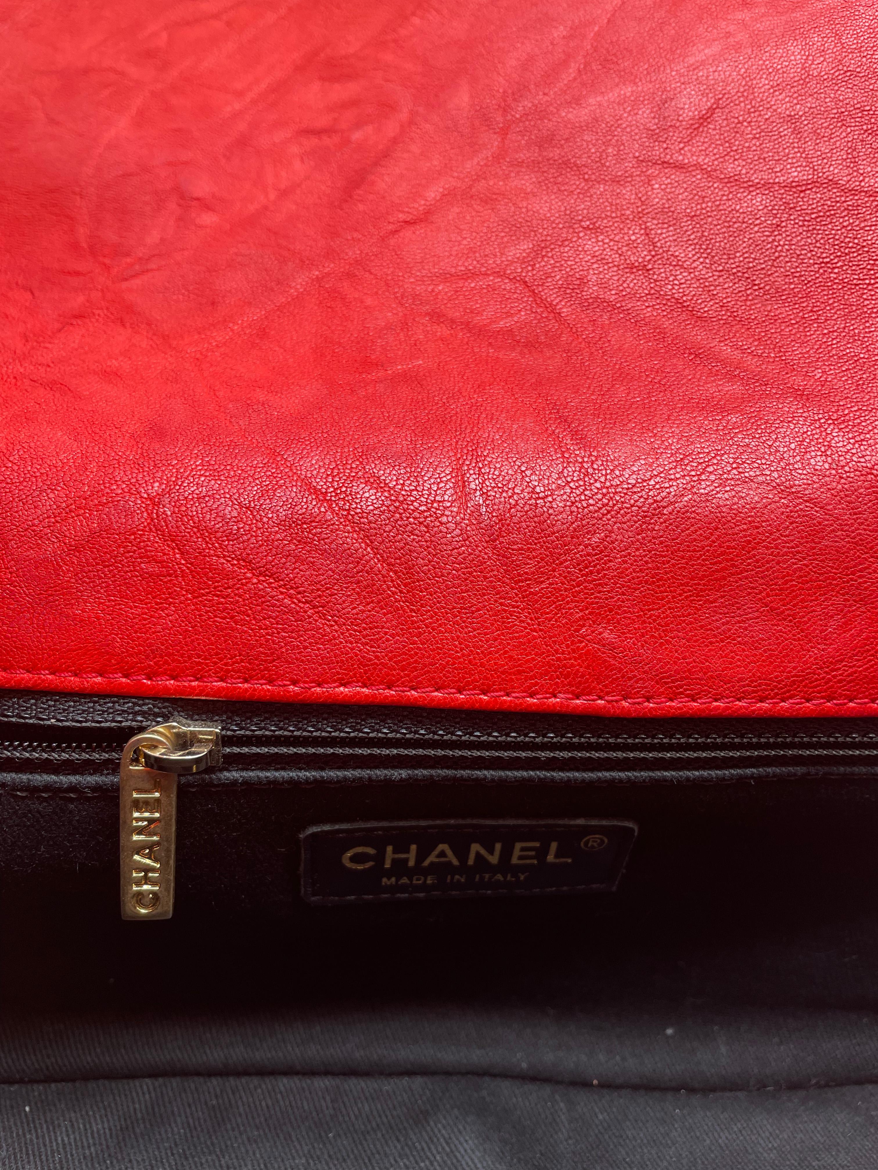 Superbe sac Chanel 27 cm en cuir et motif chevron rouge Valentine en vente 7