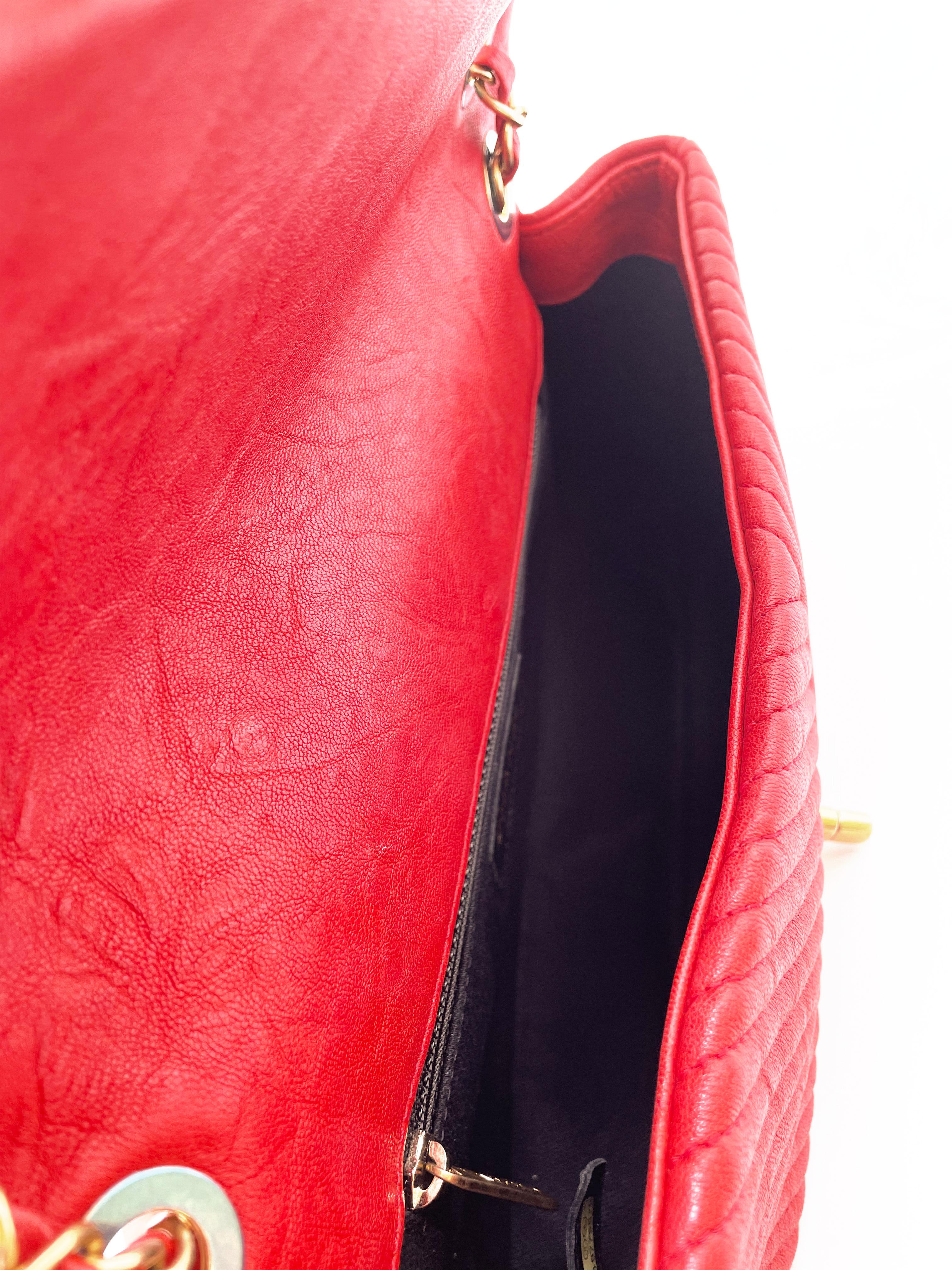 Hervorragende Chanel 27 cm Tasche aus Leder und Valentine Red Chevron Muster im Angebot 10