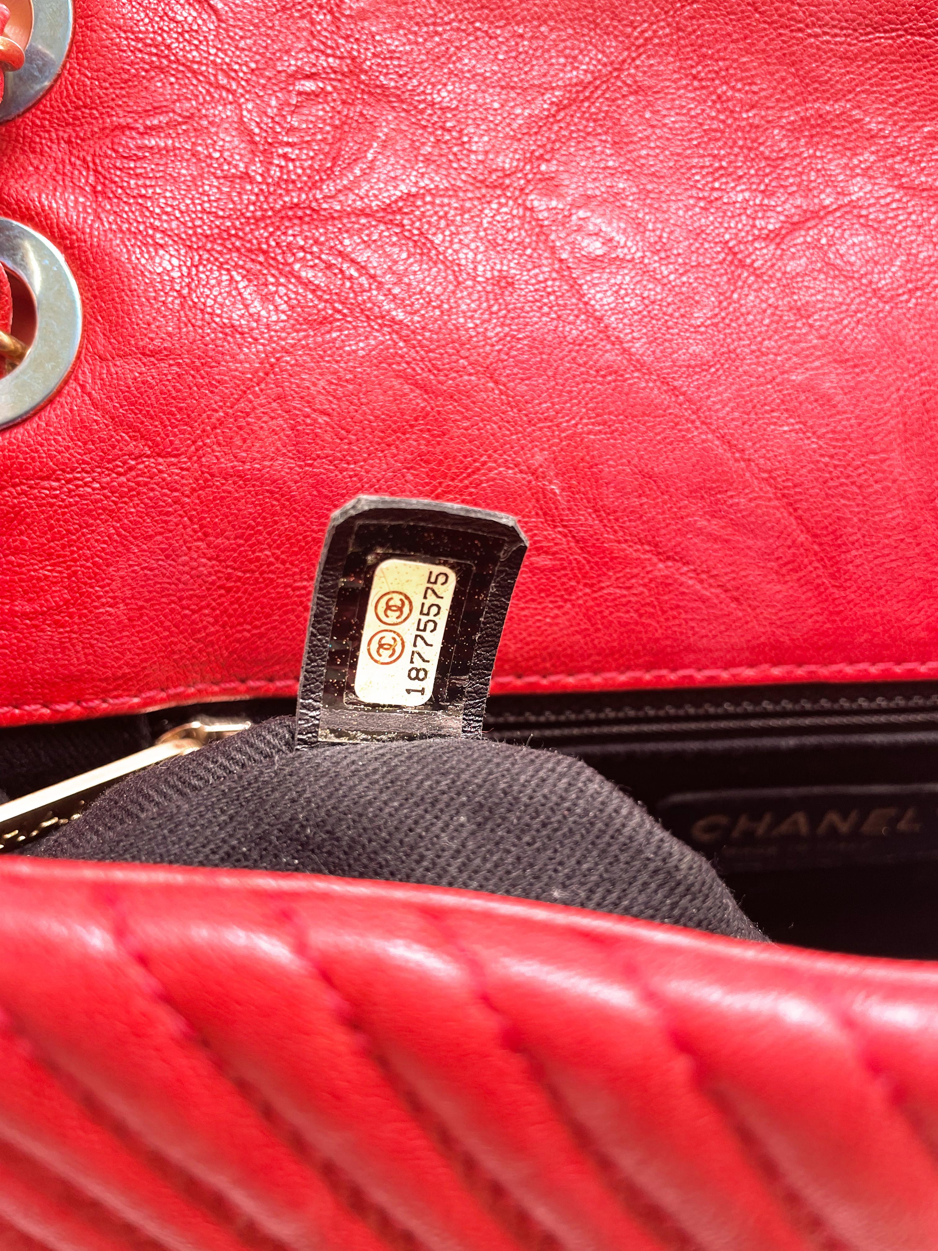 Hervorragende Chanel 27 cm Tasche aus Leder und Valentine Red Chevron Muster im Angebot 11