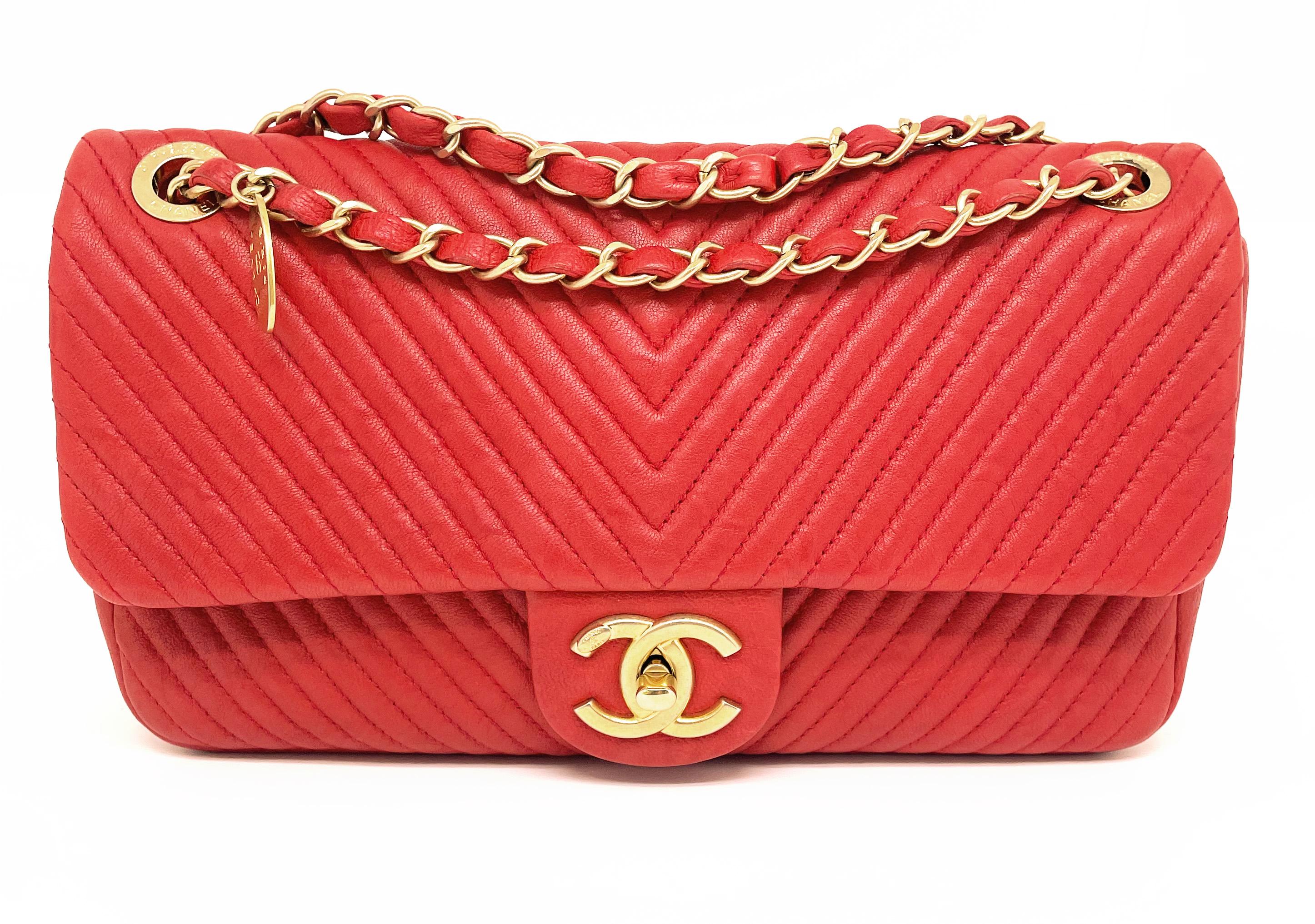 Superb Chanel 27 cm bag in leather and Valentine Red Chevron pattern.
Practical with its simple interior flap in black fabric.
One zipped pocket for even more security.
This bag has a golden chain interwoven with leather.
The bag can be worn on the
