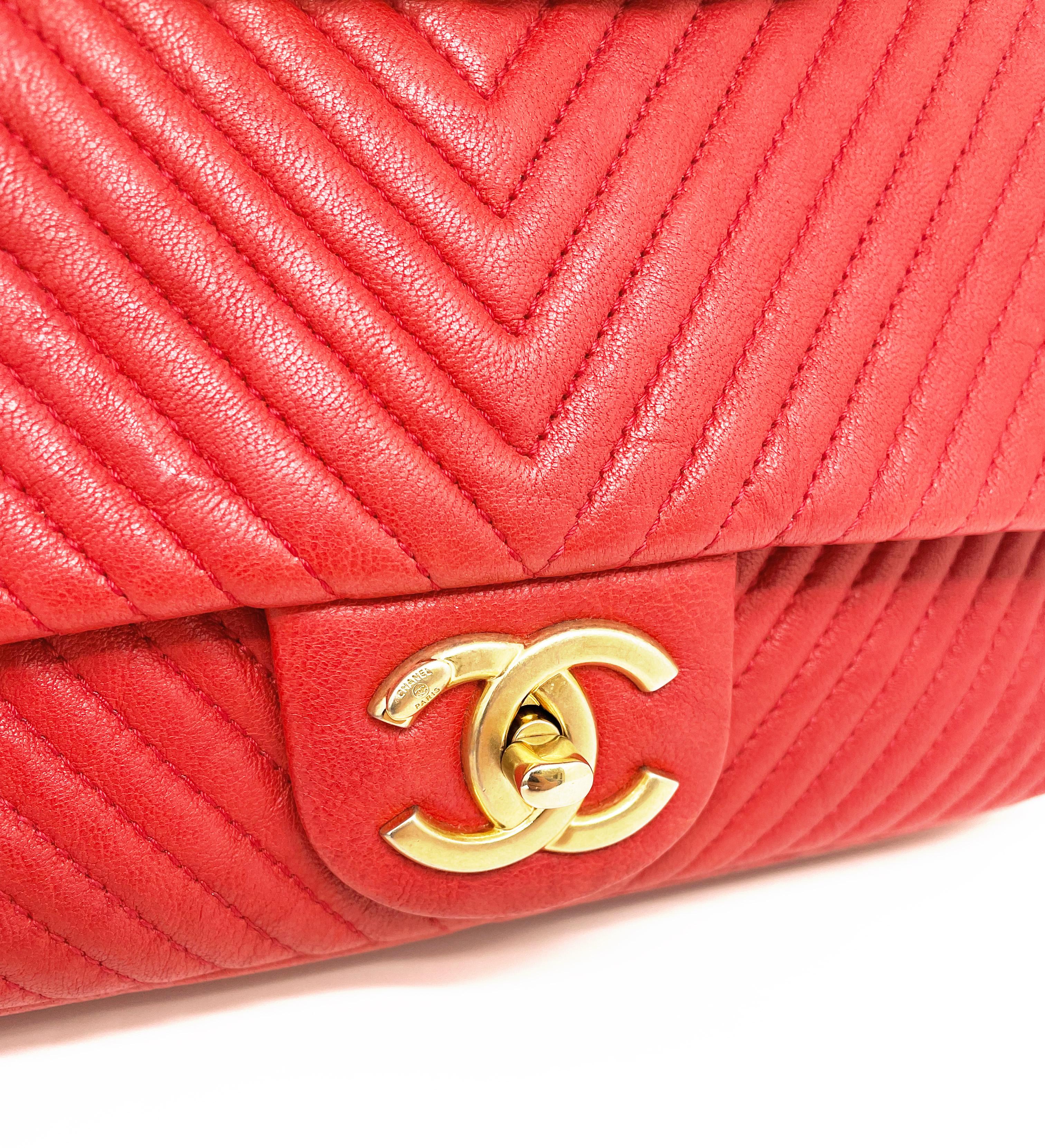 Superb Chanel 27 cm bag in leather and Valentine Red Chevron pattern In Excellent Condition For Sale In CANNES, FR
