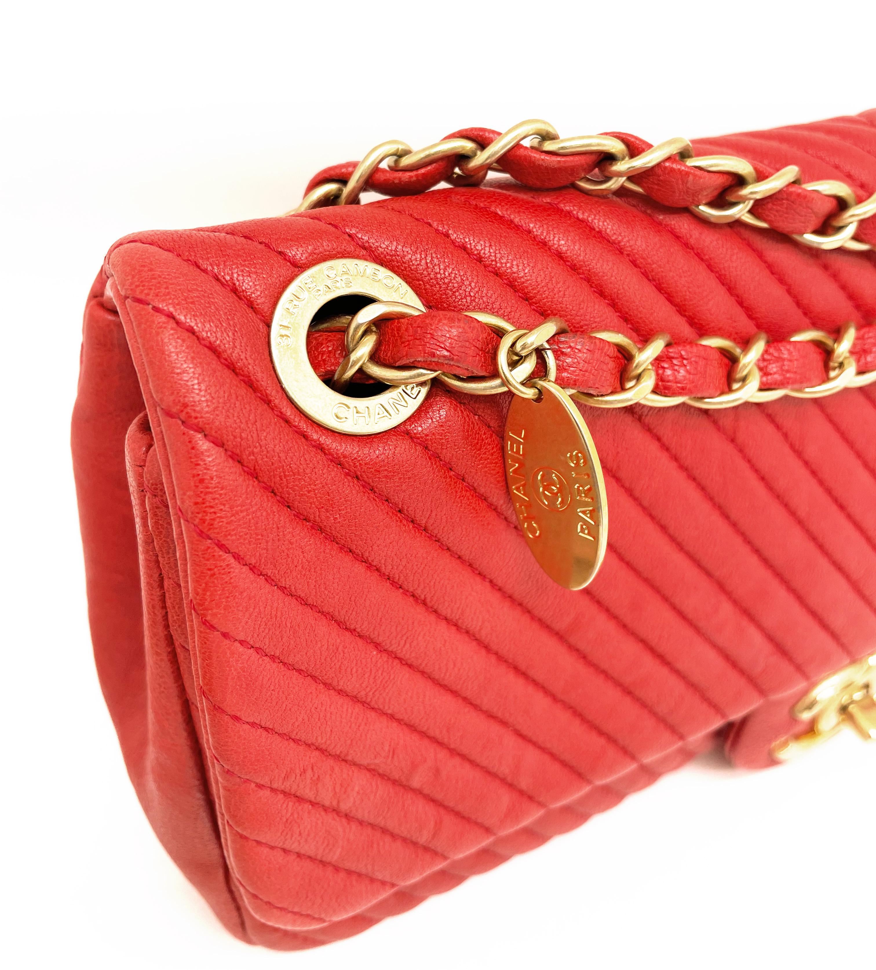 Hervorragende Chanel 27 cm Tasche aus Leder und Valentine Red Chevron Muster im Zustand „Hervorragend“ im Angebot in CANNES, FR