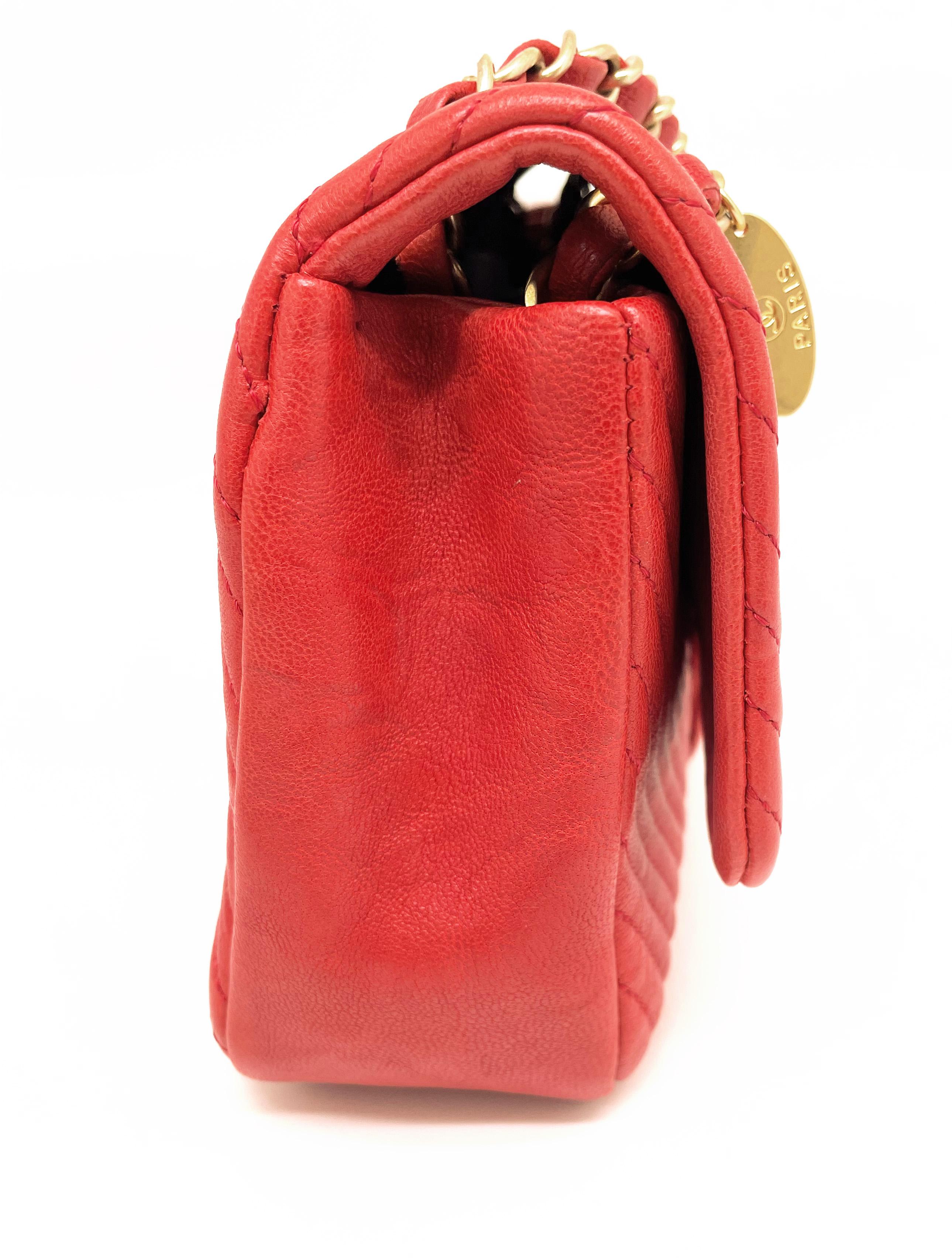 Superbe sac Chanel 27 cm en cuir et motif chevron rouge Valentine Excellent état - En vente à CANNES, FR