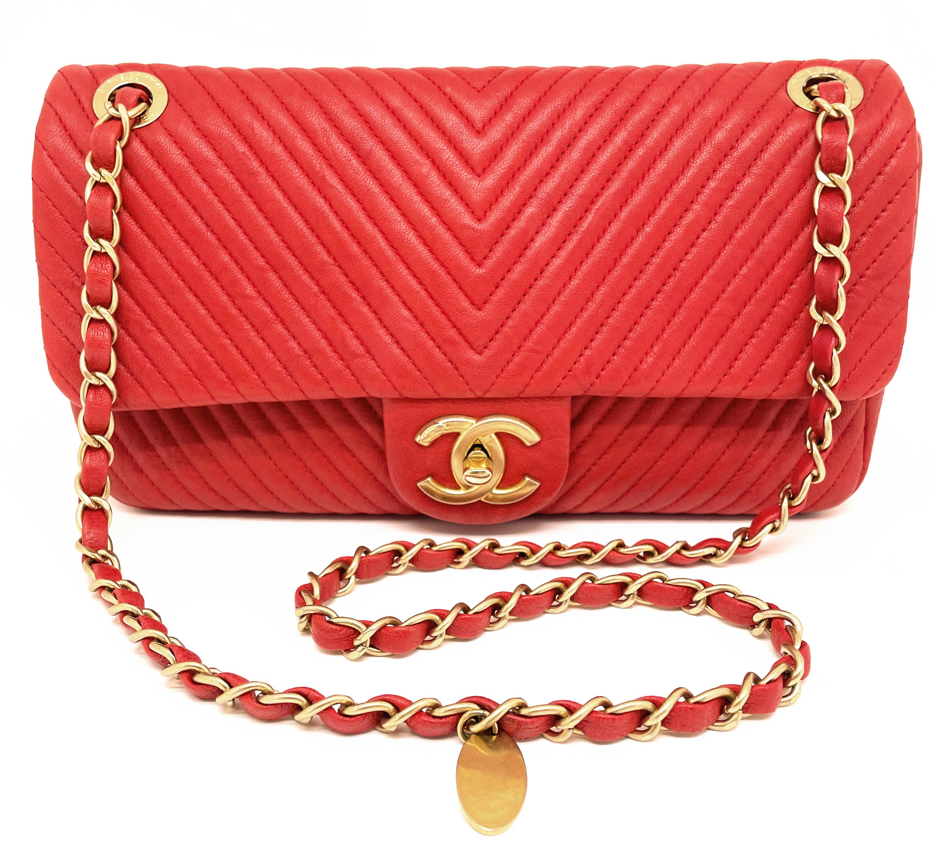 Hervorragende Chanel 27 cm Tasche aus Leder und Valentine Red Chevron Muster im Angebot 1
