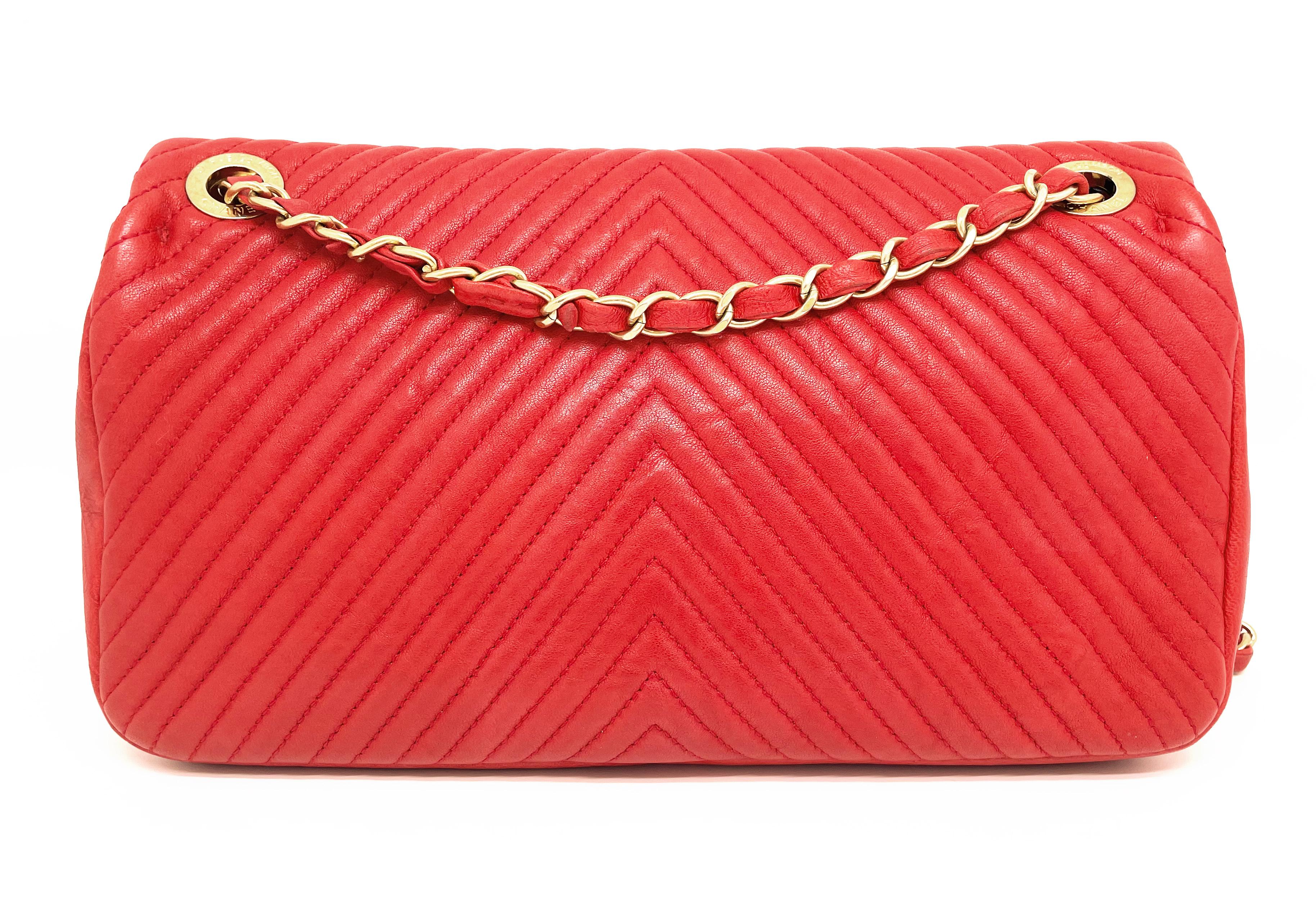Superbe sac Chanel 27 cm en cuir et motif chevron rouge Valentine en vente 1