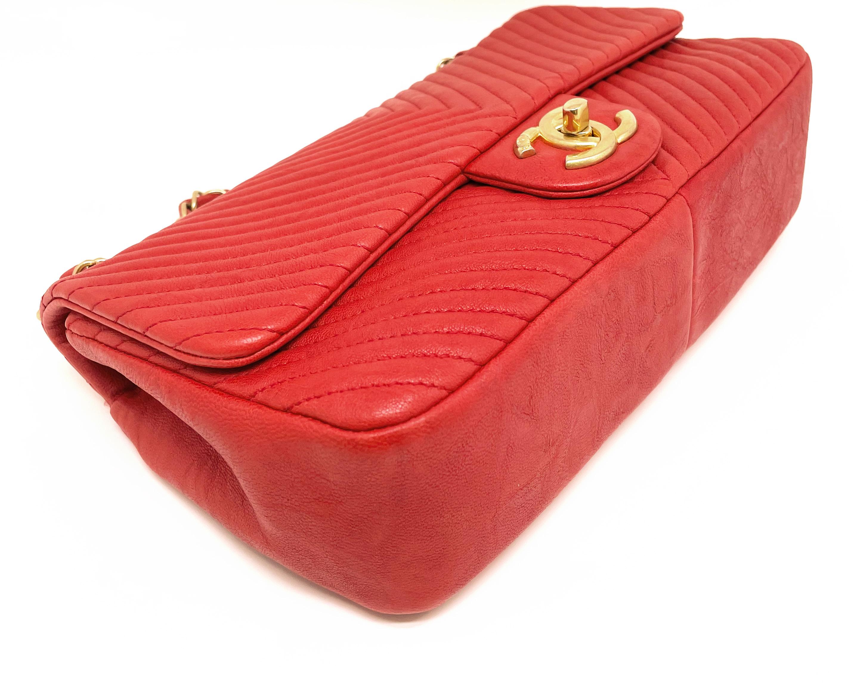 Superbe sac Chanel 27 cm en cuir et motif chevron rouge Valentine en vente 2