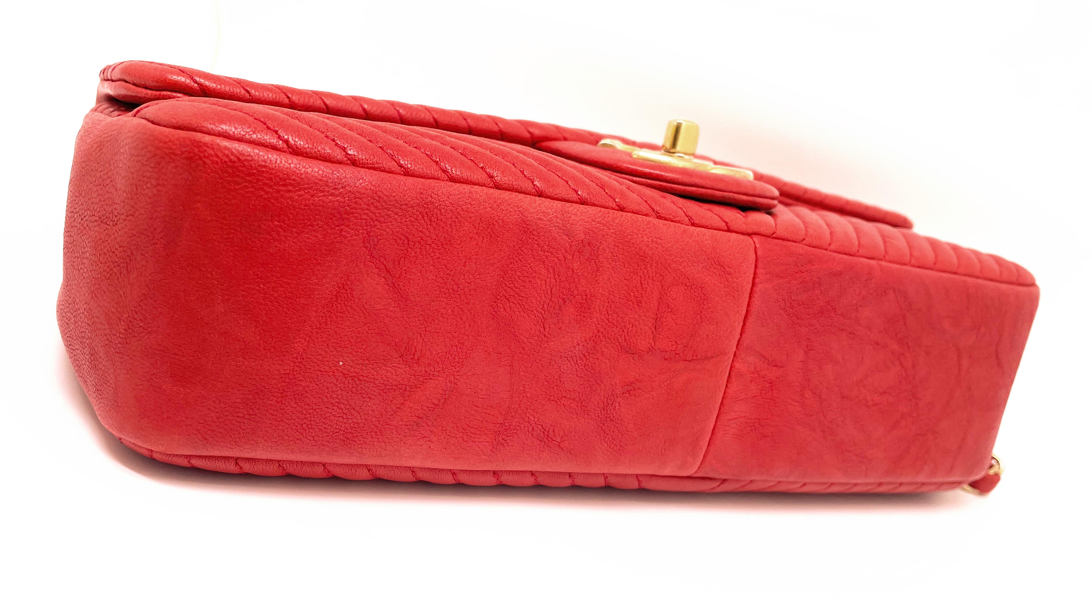 Superbe sac Chanel 27 cm en cuir et motif chevron rouge Valentine en vente 3